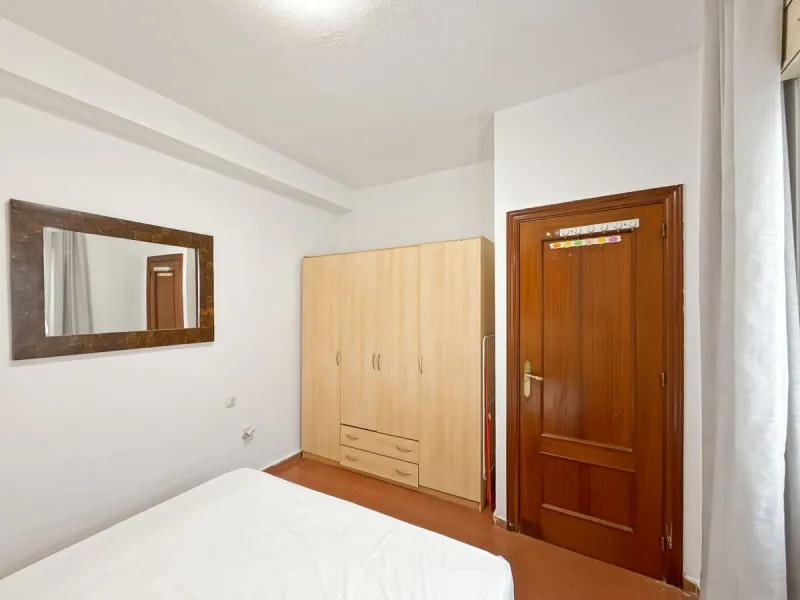 Fantastic investment opportunity in the heart of Málaga's historic center. Just 35 meters from the charming Plazuela San Juan de Dios, this first-floor apartment (no elevator) is located in a classic Andalusian building that preserves the authentic charac