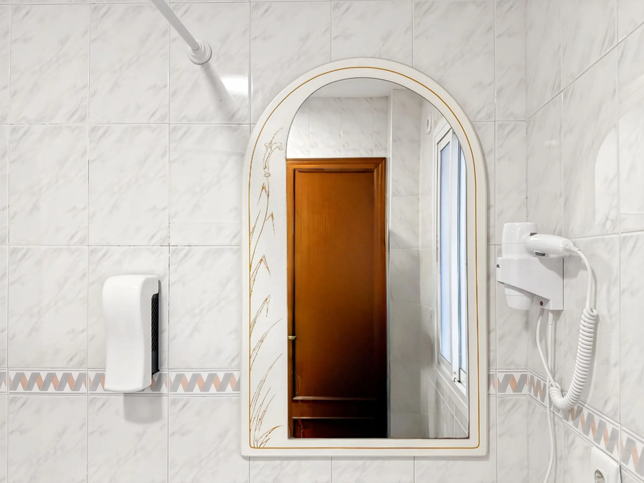 Fantastic investment opportunity in the heart of Málaga's historic center. Just 35 meters from the charming Plazuela San Juan de Dios, this first-floor apartment (no elevator) is located in a classic Andalusian building that preserves the authentic charac