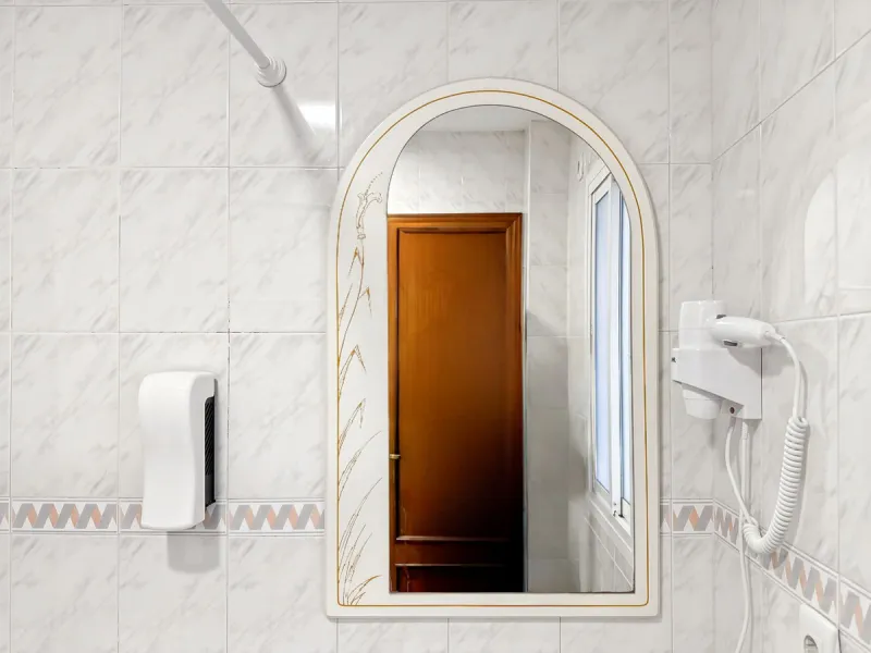 Fantastic investment opportunity in the heart of Málaga's historic center. Just 35 meters from the charming Plazuela San Juan de Dios, this first-floor apartment (no elevator) is located in a classic Andalusian building that preserves the authentic charac