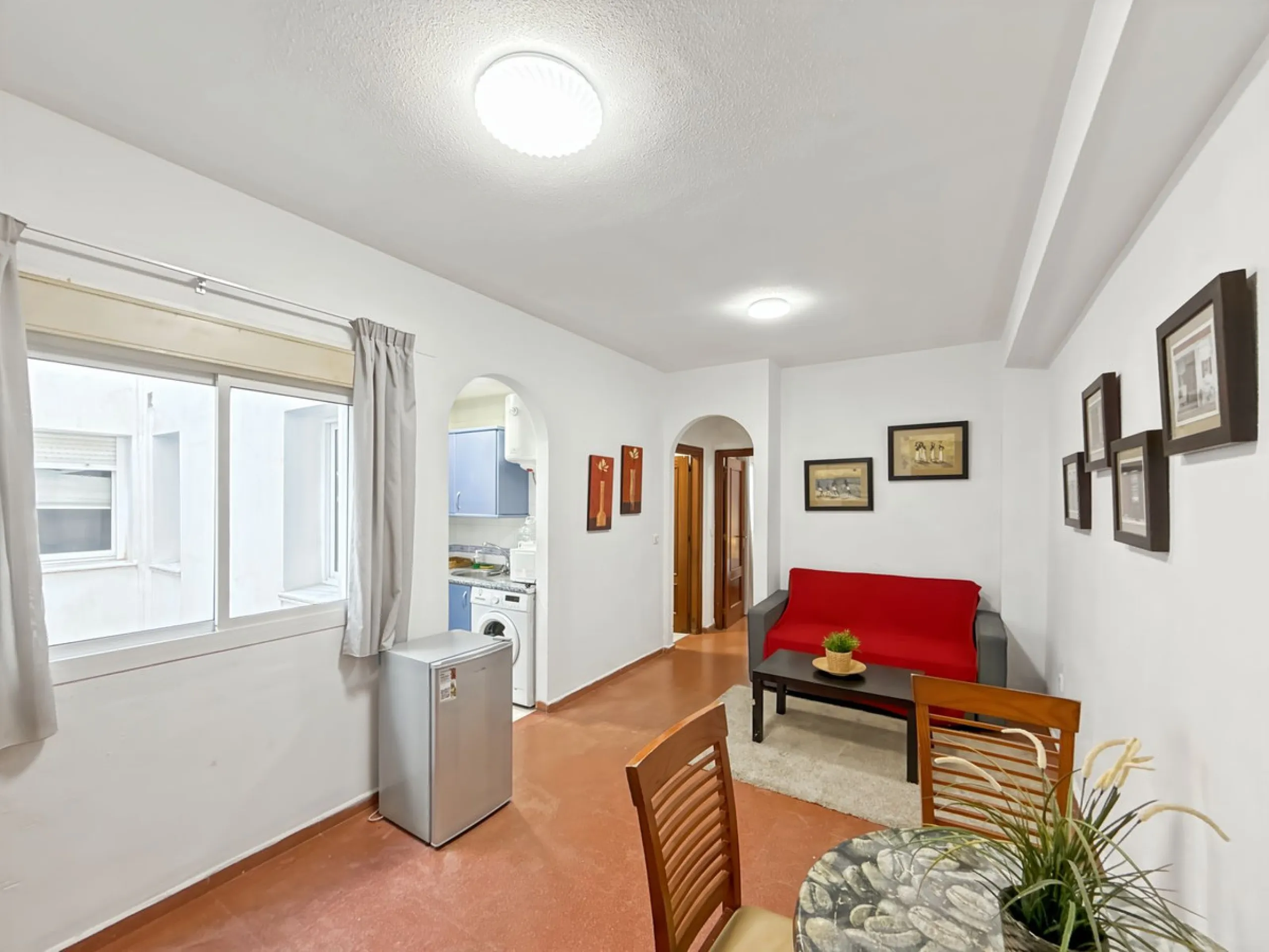 Fantastic investment opportunity in the heart of Málaga's historic center. Just 35 meters from the charming Plazuela San Juan de Dios, this first-floor apartment (no elevator) is located in a classic Andalusian building that preserves the authentic charac