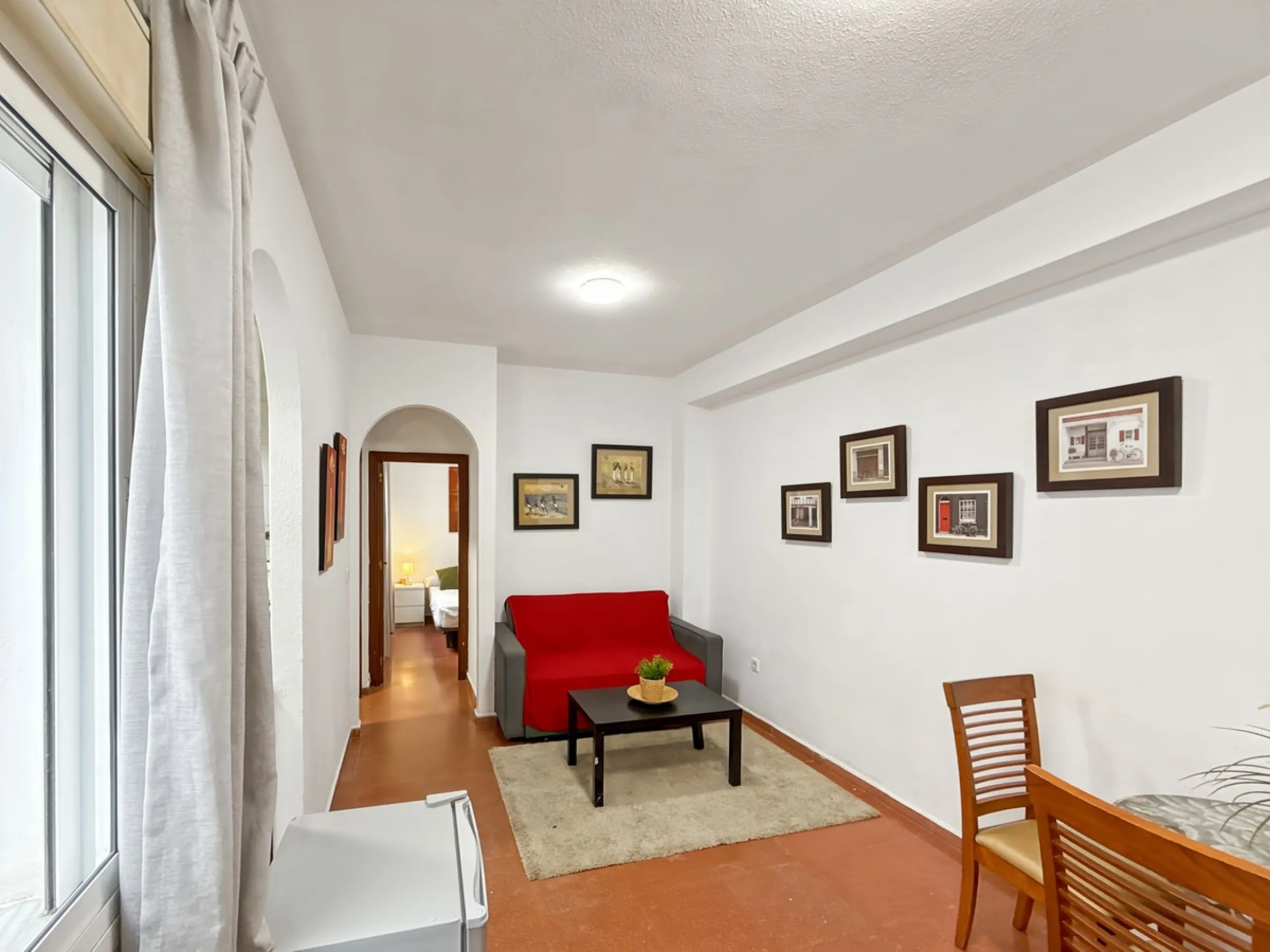 Fantastic investment opportunity in the heart of Málaga's historic center. Just 35 meters from the charming Plazuela San Juan de Dios, this first-floor apartment (no elevator) is located in a classic Andalusian building that preserves the authentic charac