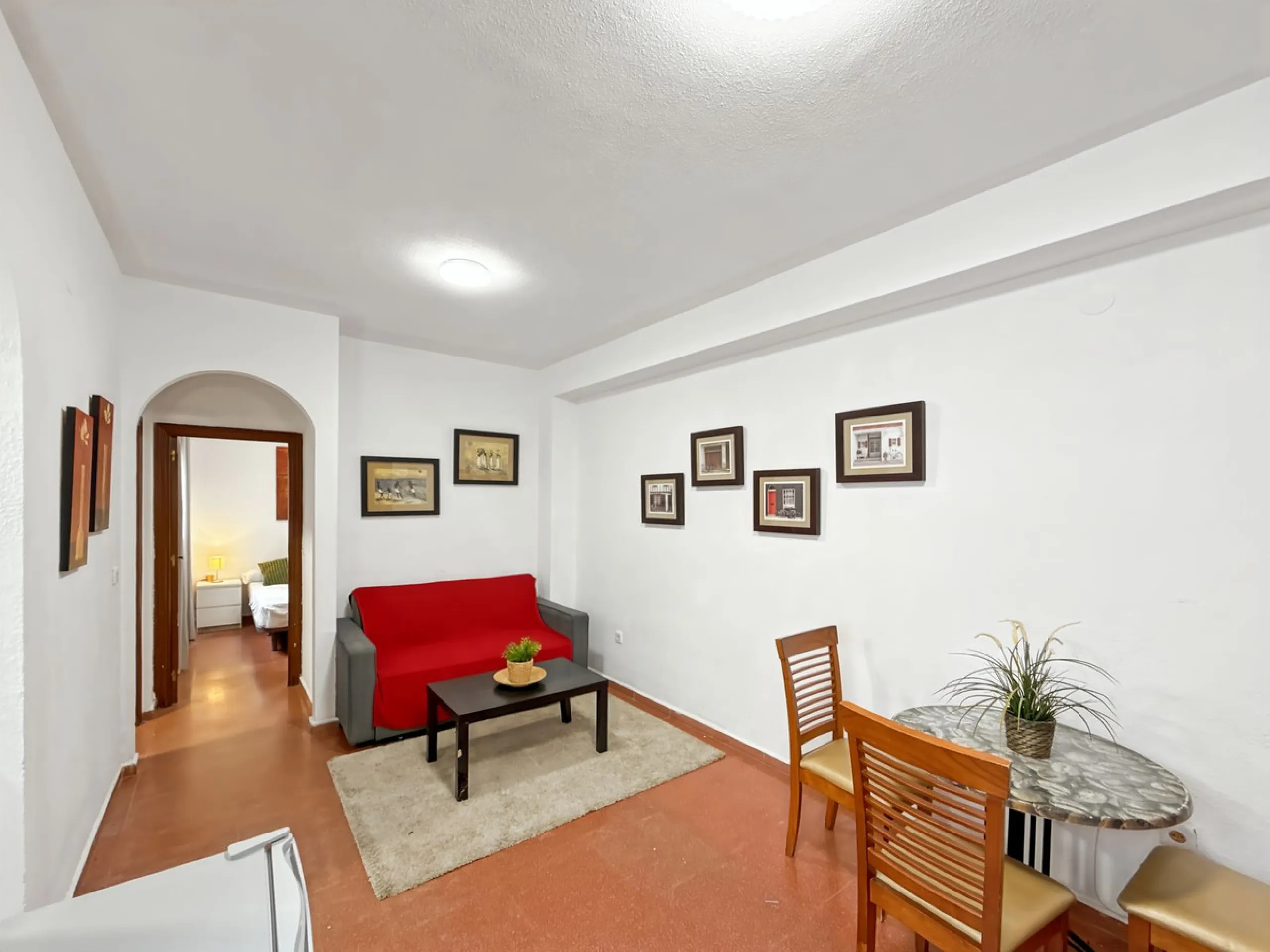 Fantastic investment opportunity in the heart of Málaga's historic center. Just 35 meters from the charming Plazuela San Juan de Dios, this first-floor apartment (no elevator) is located in a classic Andalusian building that preserves the authentic charac