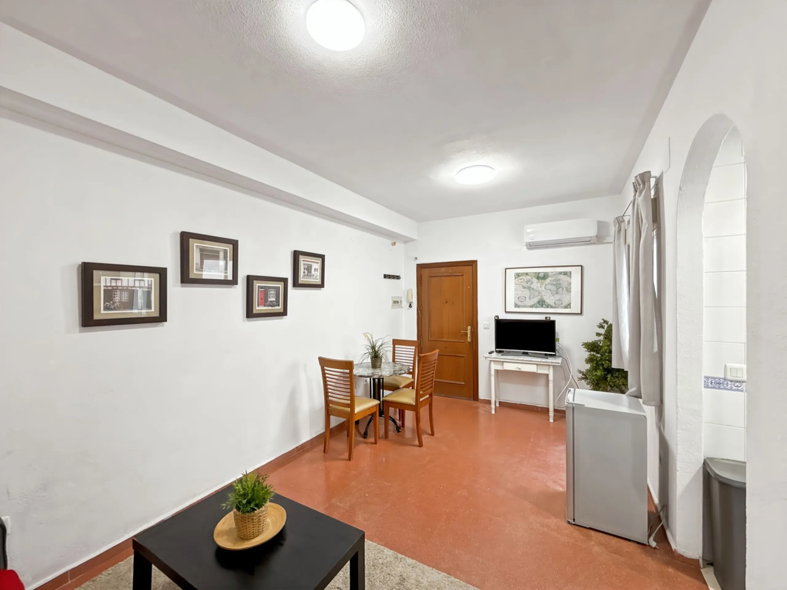 Fantastic investment opportunity in the heart of Málaga's historic center. Just 35 meters from the charming Plazuela San Juan de Dios, this first-floor apartment (no elevator) is located in a classic Andalusian building that preserves the authentic charac