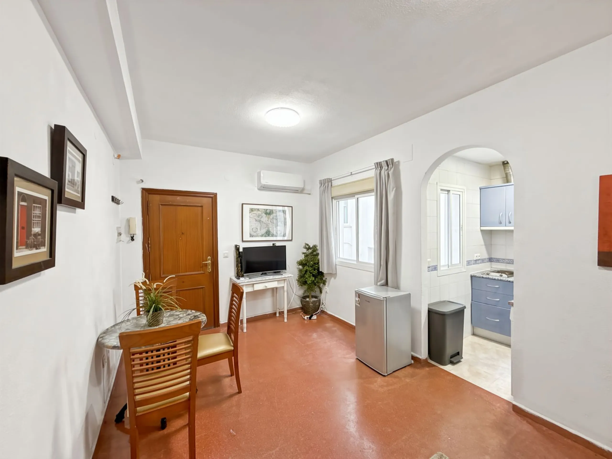 Fantastic investment opportunity in the heart of Málaga's historic center. Just 35 meters from the charming Plazuela San Juan de Dios, this first-floor apartment (no elevator) is located in a classic Andalusian building that preserves the authentic charac