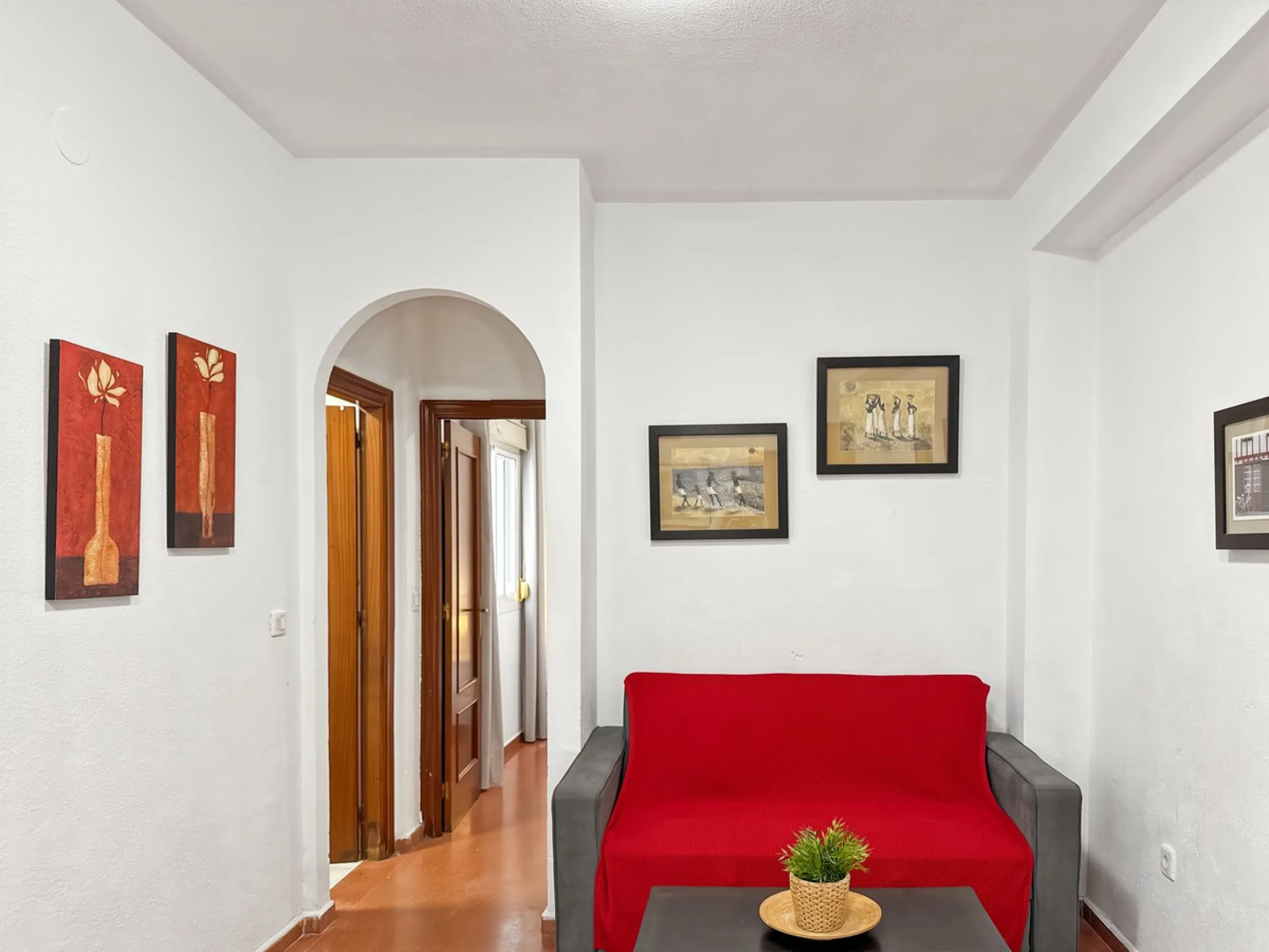 Fantastic investment opportunity in the heart of Málaga's historic center. Just 35 meters from the charming Plazuela San Juan de Dios, this first-floor apartment (no elevator) is located in a classic Andalusian building that preserves the authentic charac