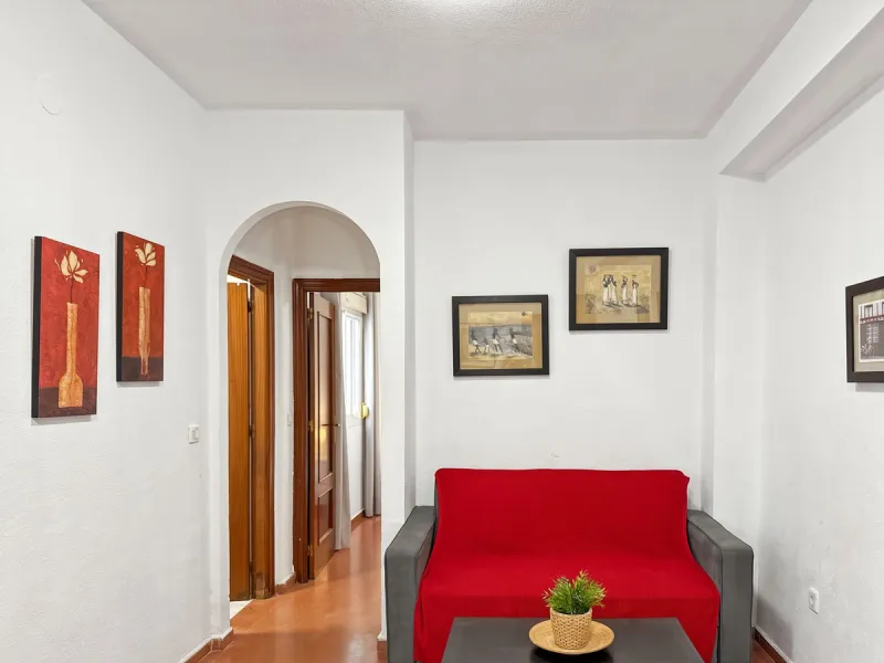 Fantastic investment opportunity in the heart of Málaga's historic center. Just 35 meters from the charming Plazuela San Juan de Dios, this first-floor apartment (no elevator) is located in a classic Andalusian building that preserves the authentic charac