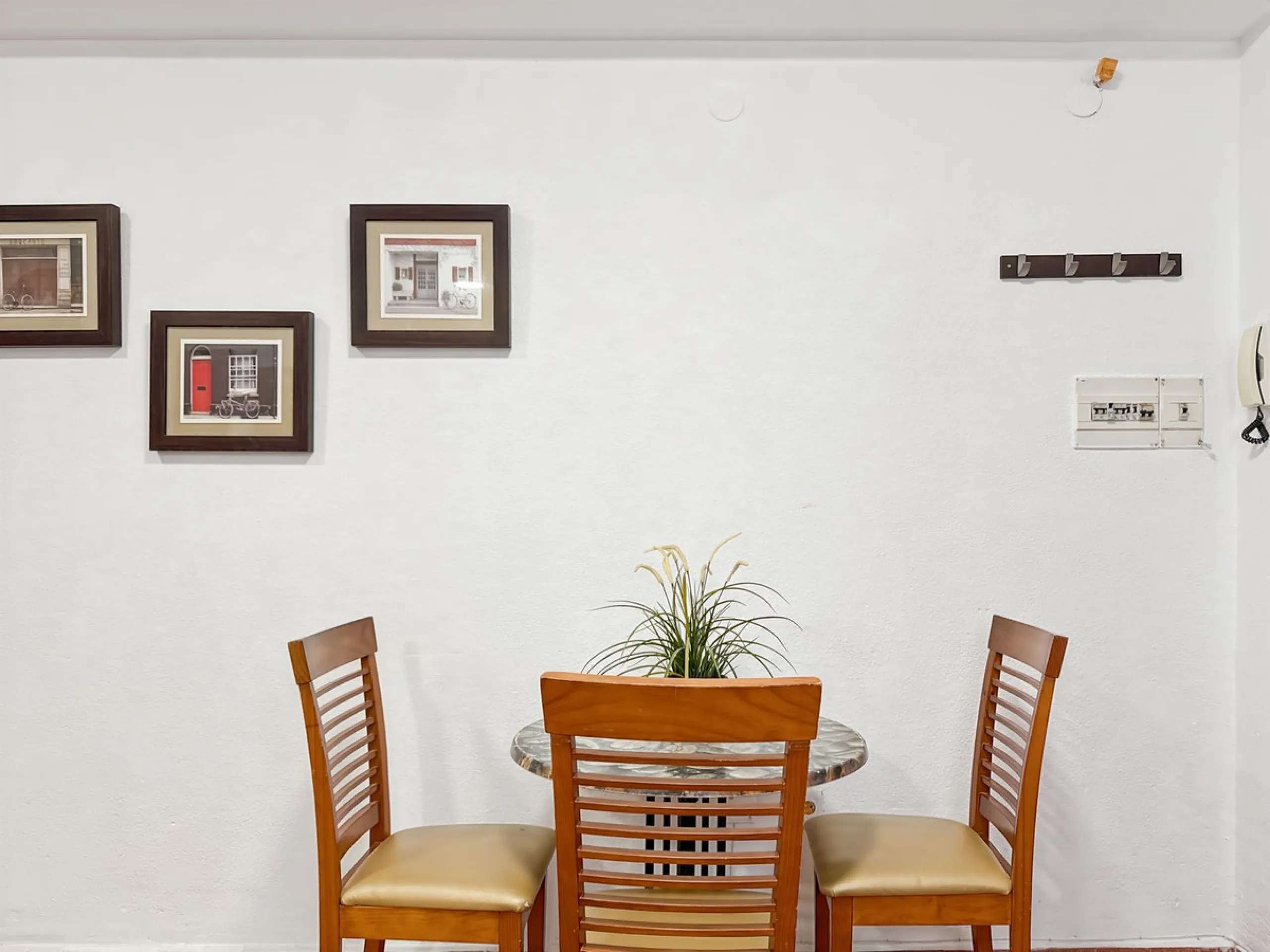 Fantastic investment opportunity in the heart of Málaga's historic center. Just 35 meters from the charming Plazuela San Juan de Dios, this first-floor apartment (no elevator) is located in a classic Andalusian building that preserves the authentic charac