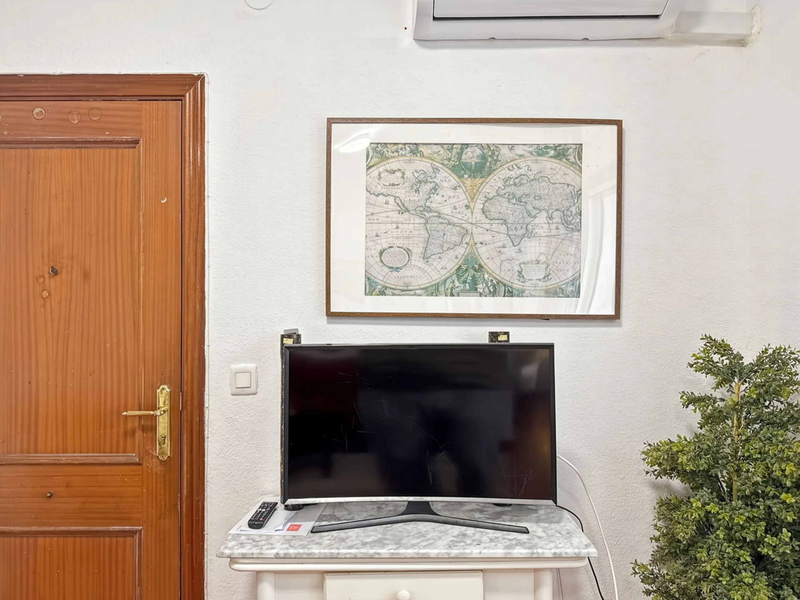 Fantastic investment opportunity in the heart of Málaga's historic center. Just 35 meters from the charming Plazuela San Juan de Dios, this first-floor apartment (no elevator) is located in a classic Andalusian building that preserves the authentic charac