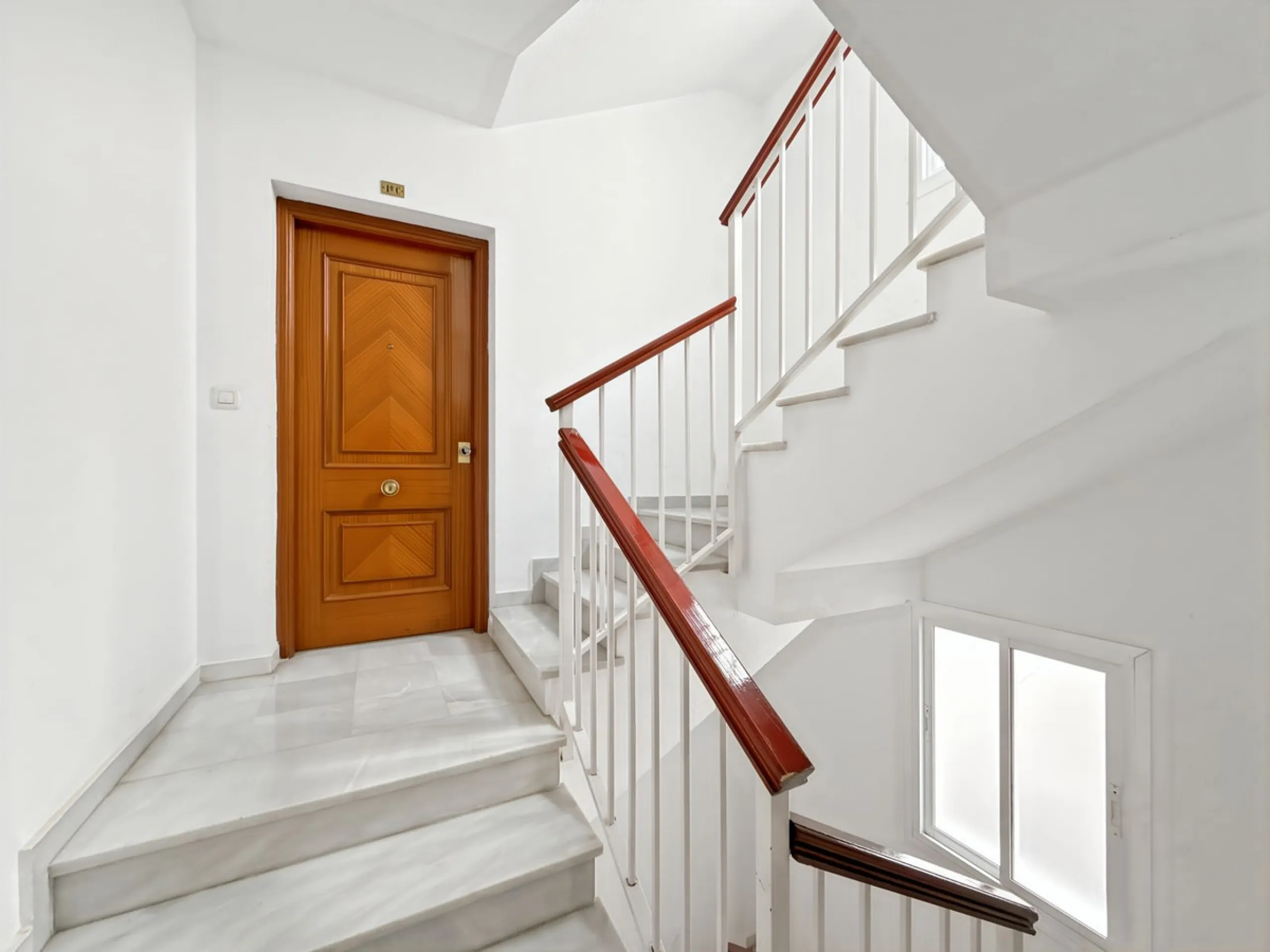 Fantastic investment opportunity in the heart of Málaga's historic center. Just 35 meters from the charming Plazuela San Juan de Dios, this first-floor apartment (no elevator) is located in a classic Andalusian building that preserves the authentic charac