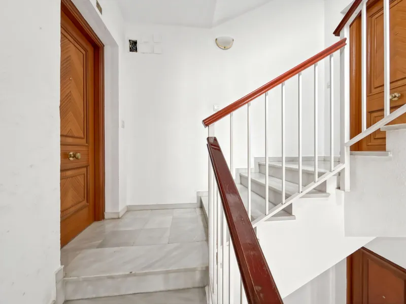 Fantastic investment opportunity in the heart of Málaga's historic center. Just 35 meters from the charming Plazuela San Juan de Dios, this first-floor apartment (no elevator) is located in a classic Andalusian building that preserves the authentic charac