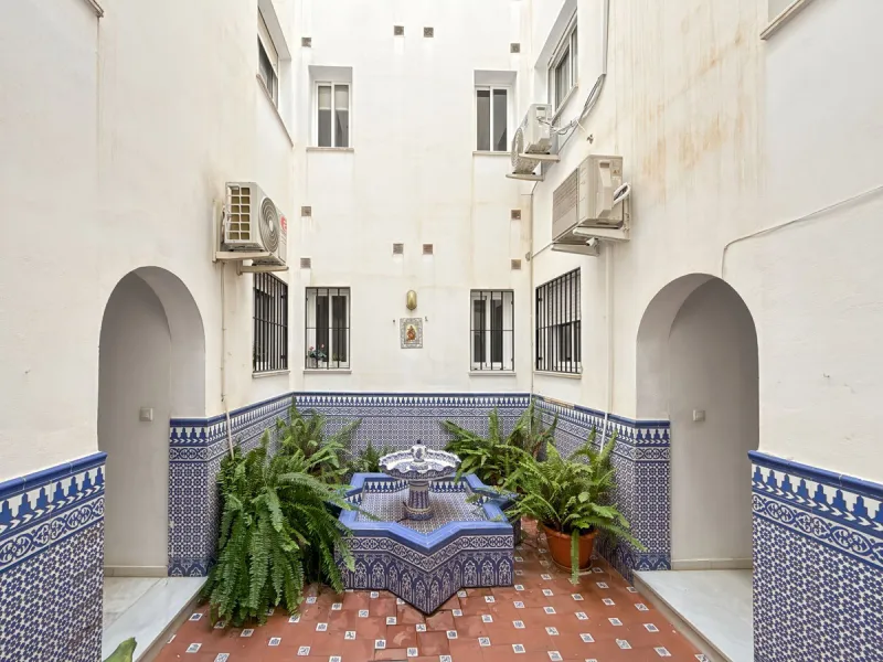 Fantastic investment opportunity in the heart of Málaga's historic center. Just 35 meters from the charming Plazuela San Juan de Dios, this first-floor apartment (no elevator) is located in a classic Andalusian building that preserves the authentic charac