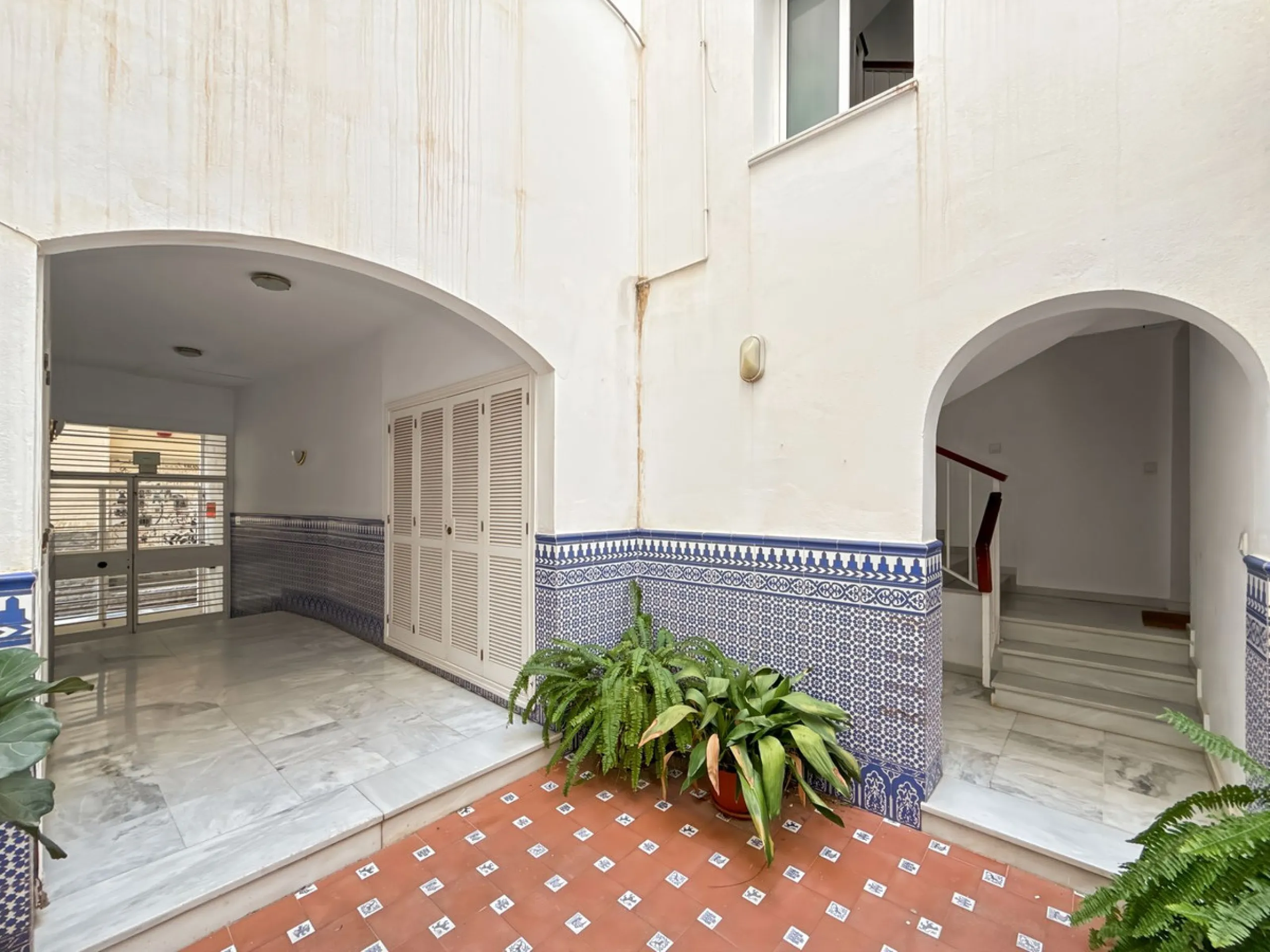 Fantastic investment opportunity in the heart of Málaga's historic center. Just 35 meters from the charming Plazuela San Juan de Dios, this first-floor apartment (no elevator) is located in a classic Andalusian building that preserves the authentic charac