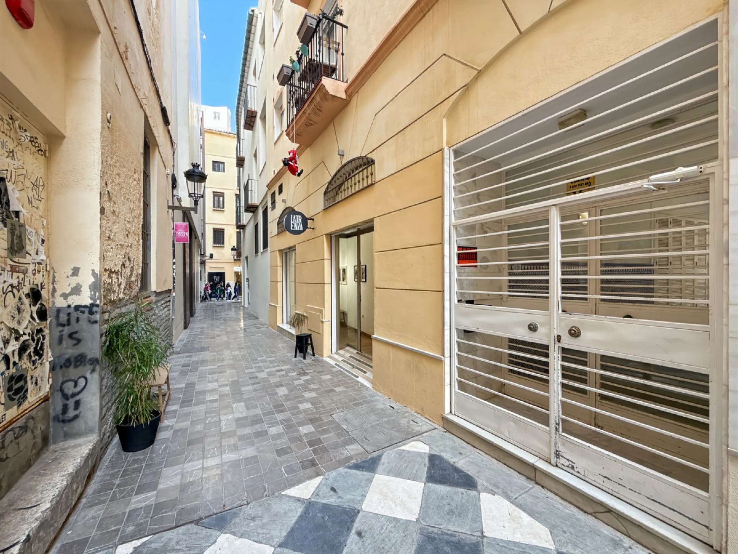Fantastic investment opportunity in the heart of Málaga's historic center. Just 35 meters from the charming Plazuela San Juan de Dios, this first-floor apartment (no elevator) is located in a classic Andalusian building that preserves the authentic charac