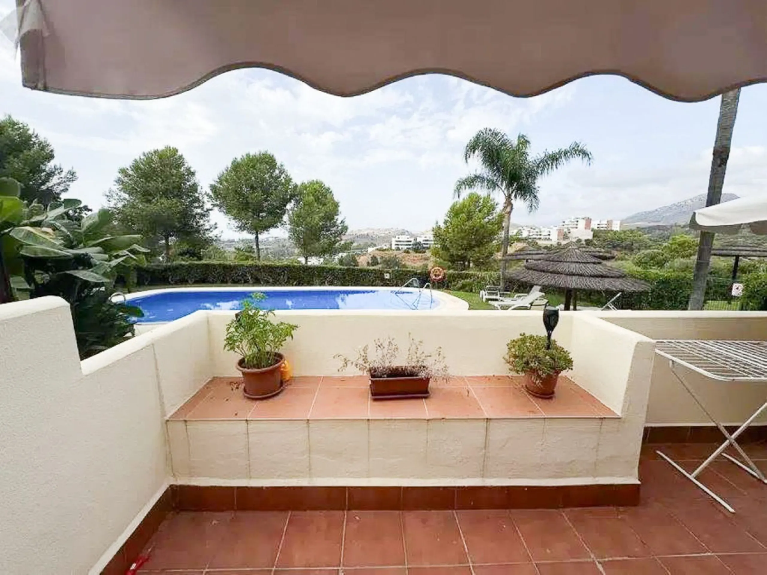 Discover this exclusive apartment in a quiet residential area located in Puerto del Almendro/Los Arqueros, with a large terrace, creating a unique space to enjoy the sun and the Mediterranean lifestyle.