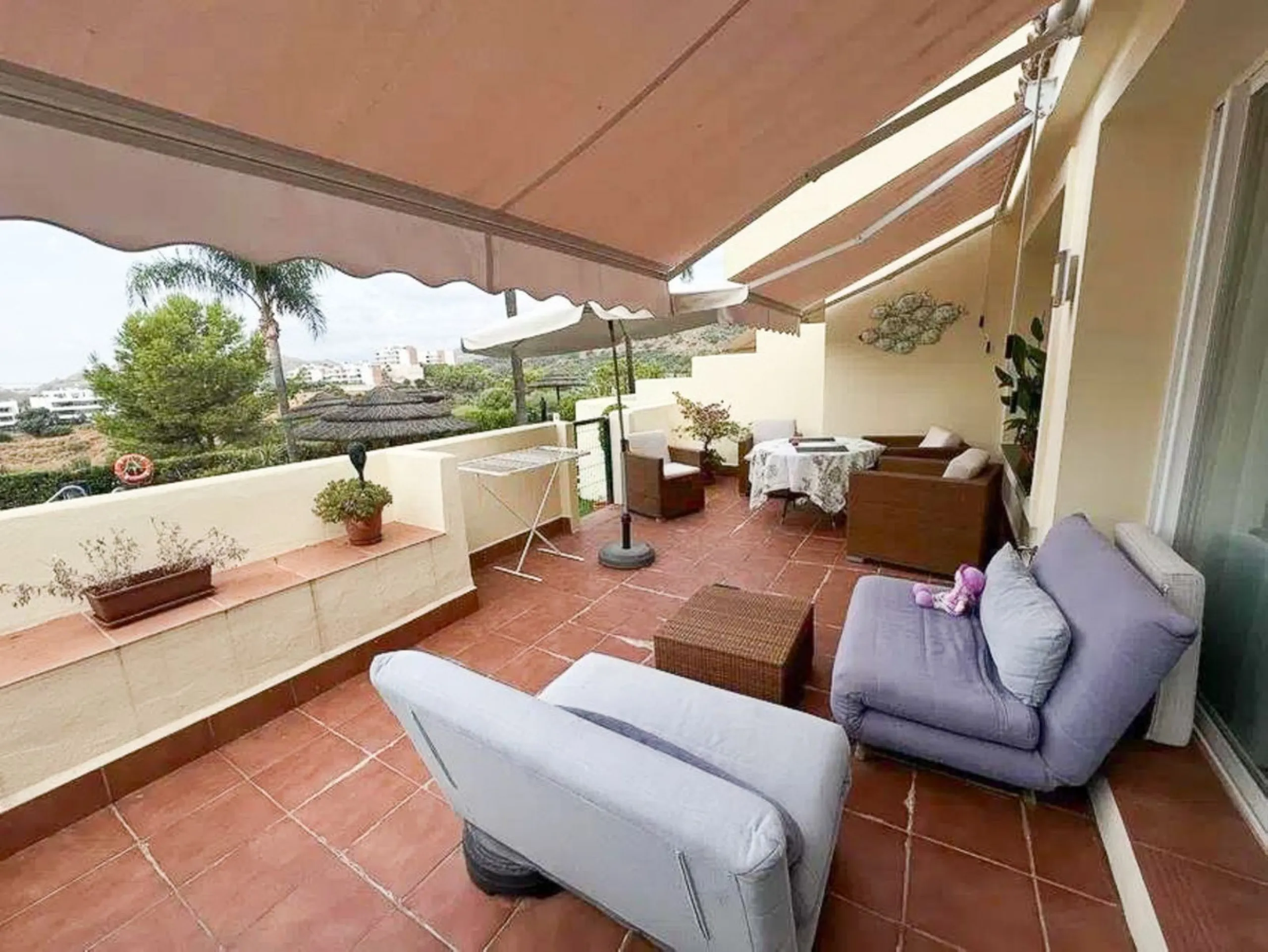 Discover this exclusive apartment in a quiet residential area located in Puerto del Almendro/Los Arqueros, with a large terrace, creating a unique space to enjoy the sun and the Mediterranean lifestyle.