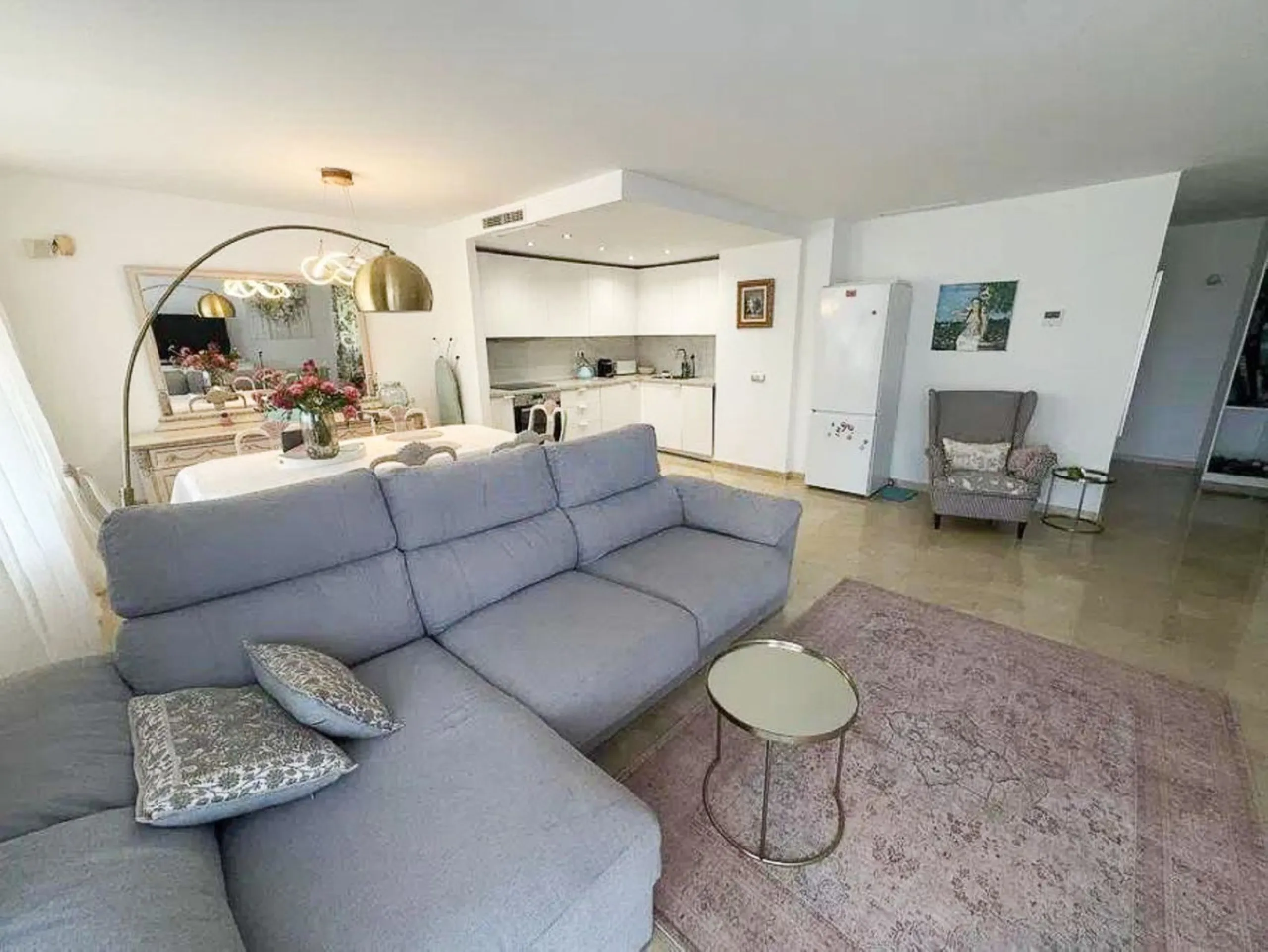 Discover this exclusive apartment in a quiet residential area located in Puerto del Almendro/Los Arqueros, with a large terrace, creating a unique space to enjoy the sun and the Mediterranean lifestyle.