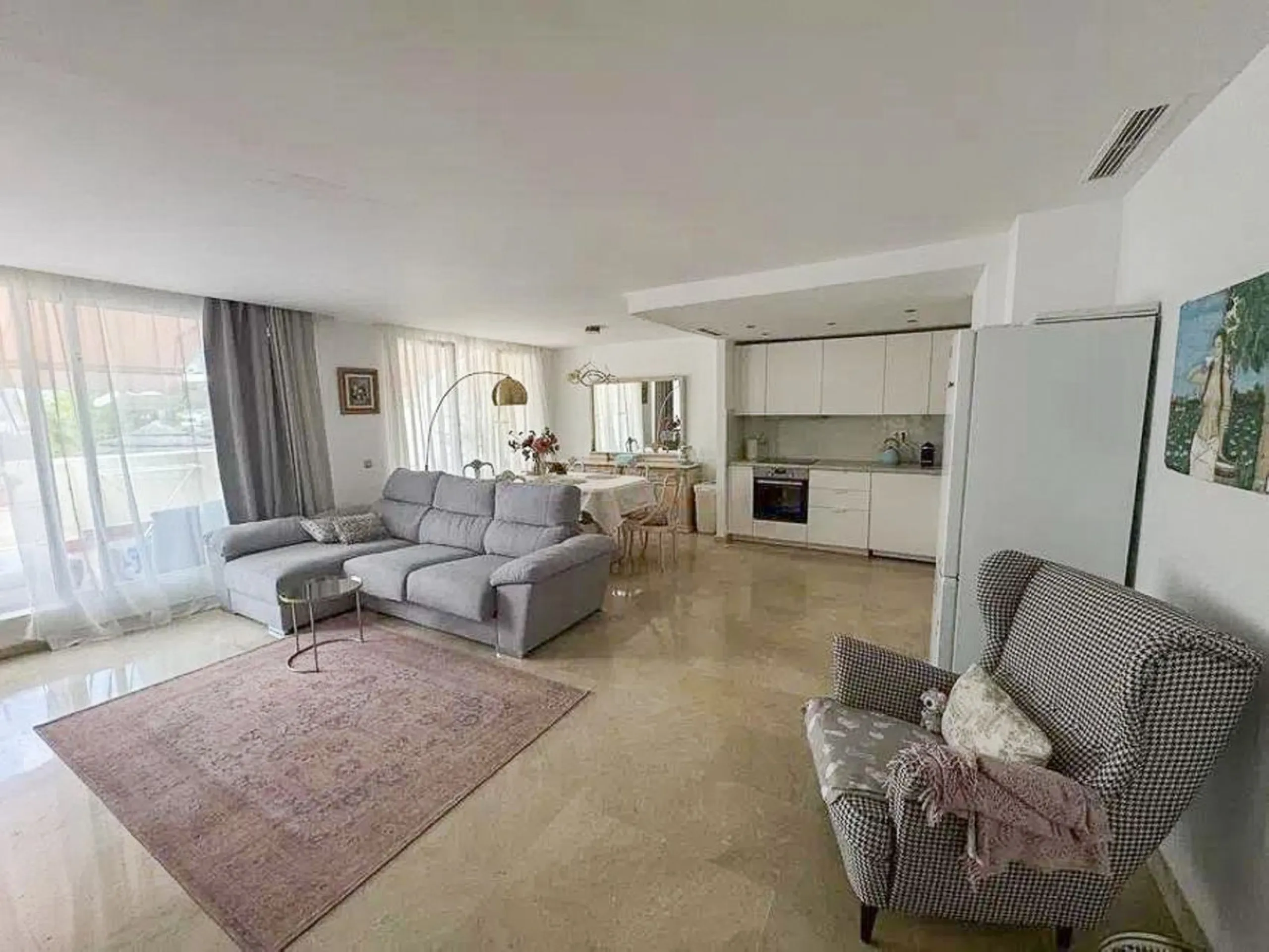 Discover this exclusive apartment in a quiet residential area located in Puerto del Almendro/Los Arqueros, with a large terrace, creating a unique space to enjoy the sun and the Mediterranean lifestyle.