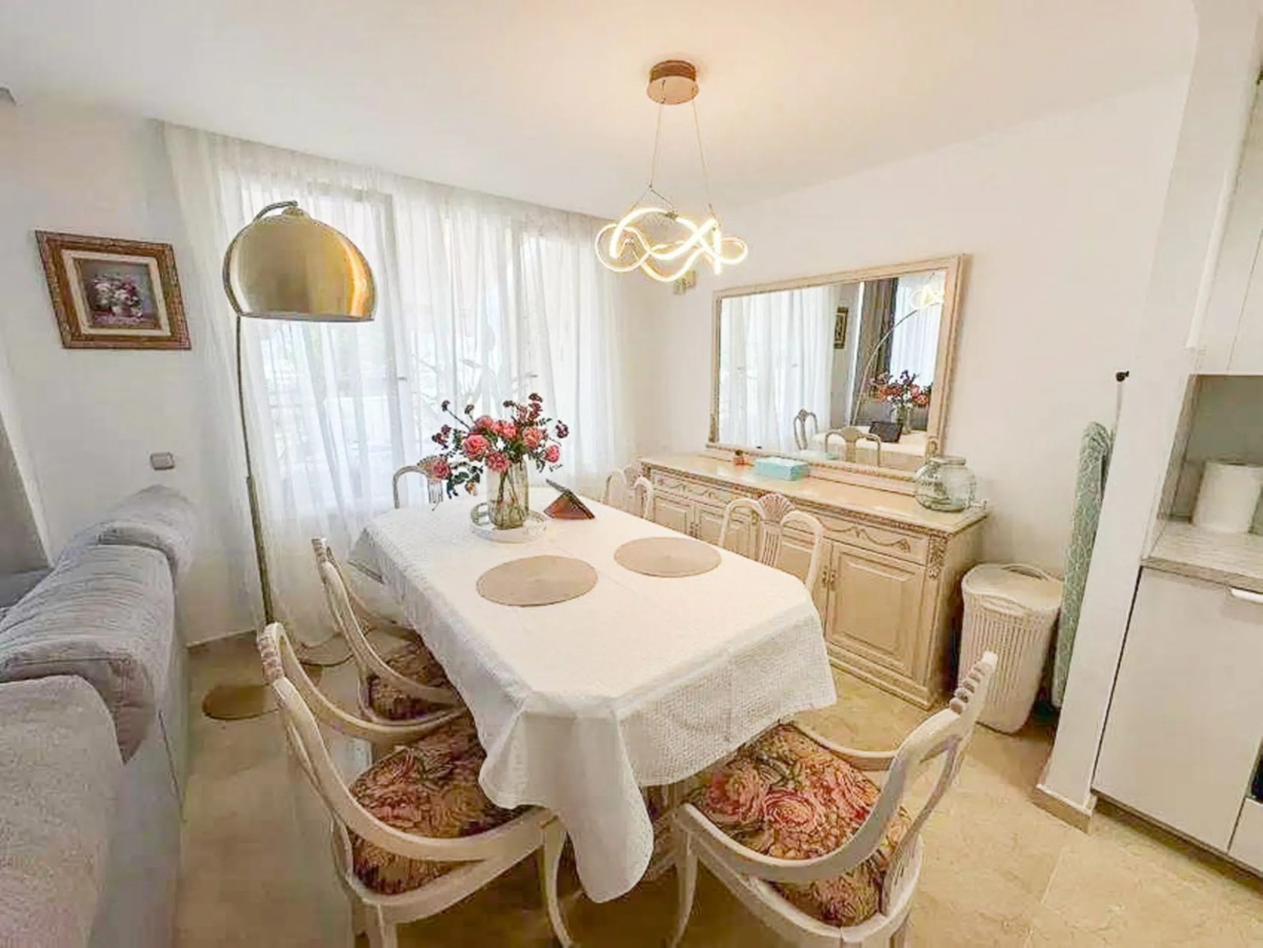 Discover this exclusive apartment in a quiet residential area located in Puerto del Almendro/Los Arqueros, with a large terrace, creating a unique space to enjoy the sun and the Mediterranean lifestyle.