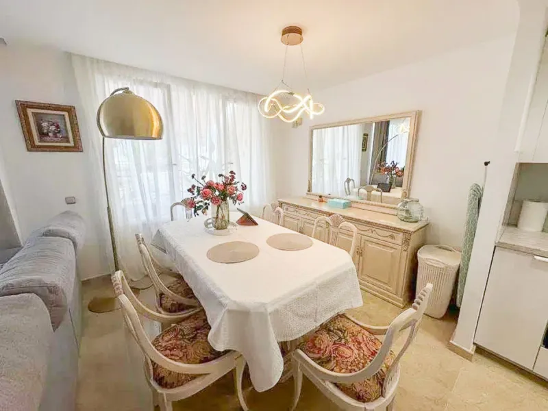Discover this exclusive apartment in a quiet residential area located in Puerto del Almendro/Los Arqueros, with a large terrace, creating a unique space to enjoy the sun and the Mediterranean lifestyle.