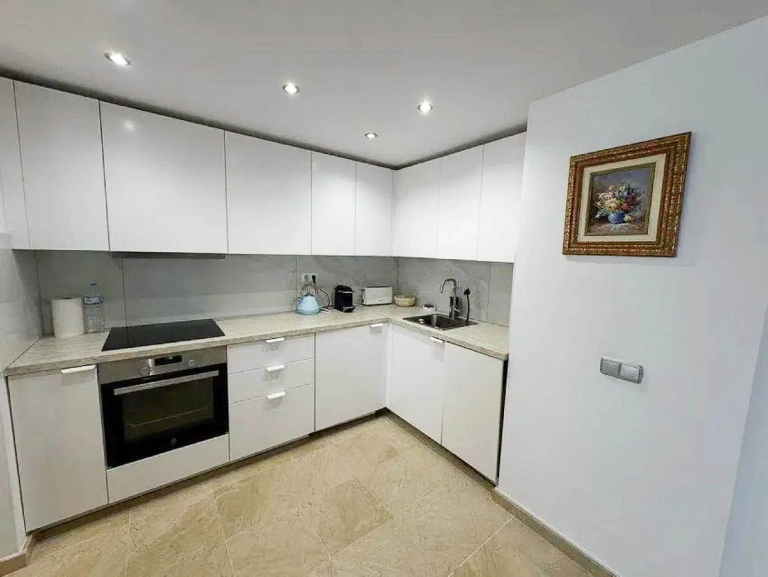 Discover this exclusive apartment in a quiet residential area located in Puerto del Almendro/Los Arqueros, with a large terrace, creating a unique space to enjoy the sun and the Mediterranean lifestyle.