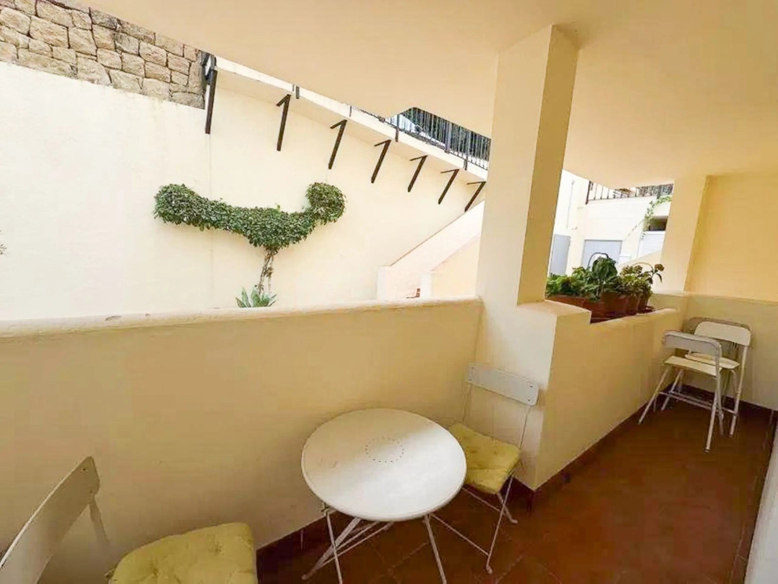 Discover this exclusive apartment in a quiet residential area located in Puerto del Almendro/Los Arqueros, with a large terrace, creating a unique space to enjoy the sun and the Mediterranean lifestyle.