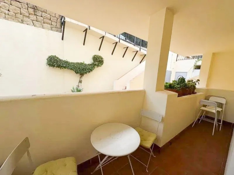 Discover this exclusive apartment in a quiet residential area located in Puerto del Almendro/Los Arqueros, with a large terrace, creating a unique space to enjoy the sun and the Mediterranean lifestyle.
