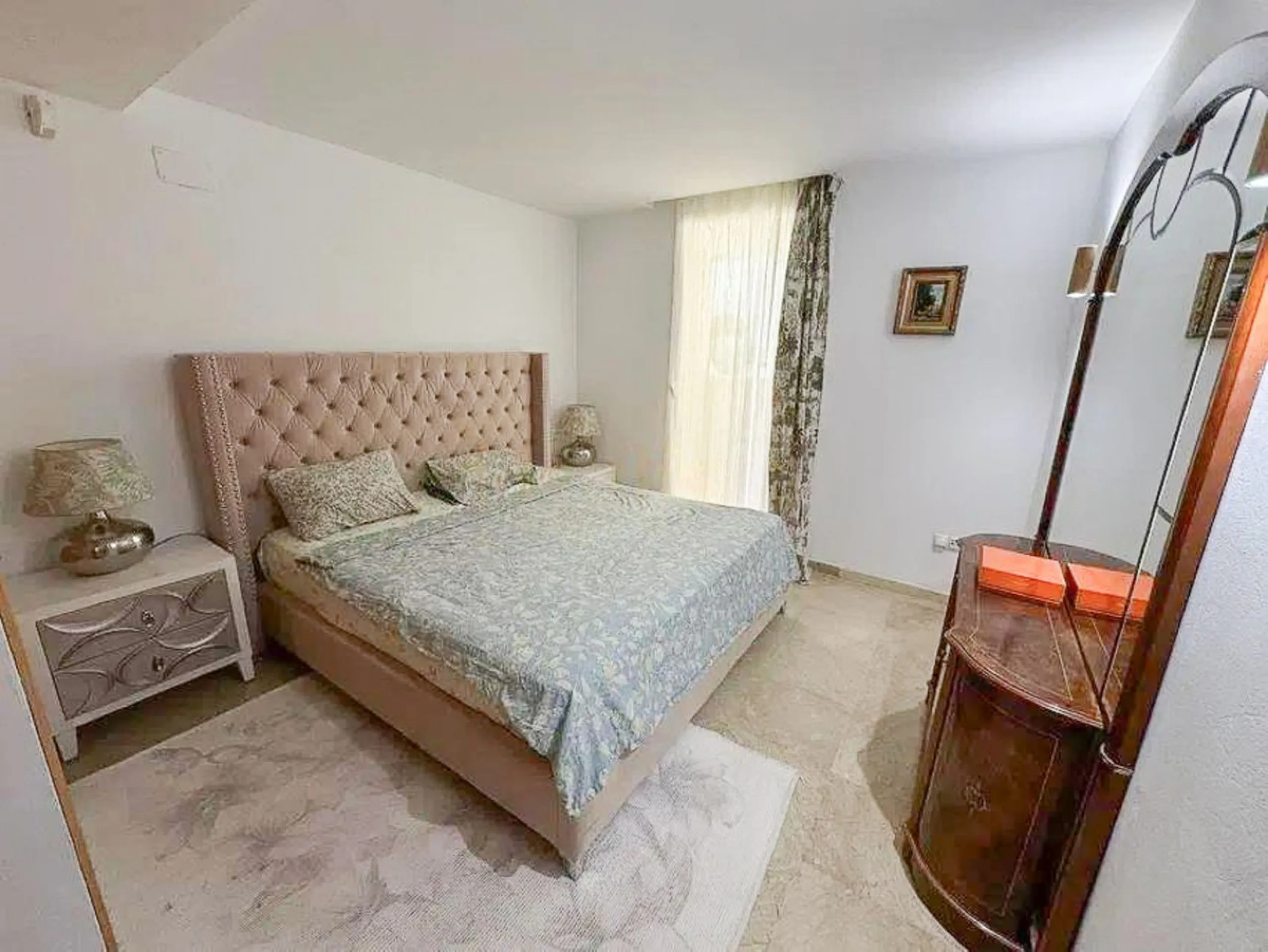 Discover this exclusive apartment in a quiet residential area located in Puerto del Almendro/Los Arqueros, with a large terrace, creating a unique space to enjoy the sun and the Mediterranean lifestyle.
