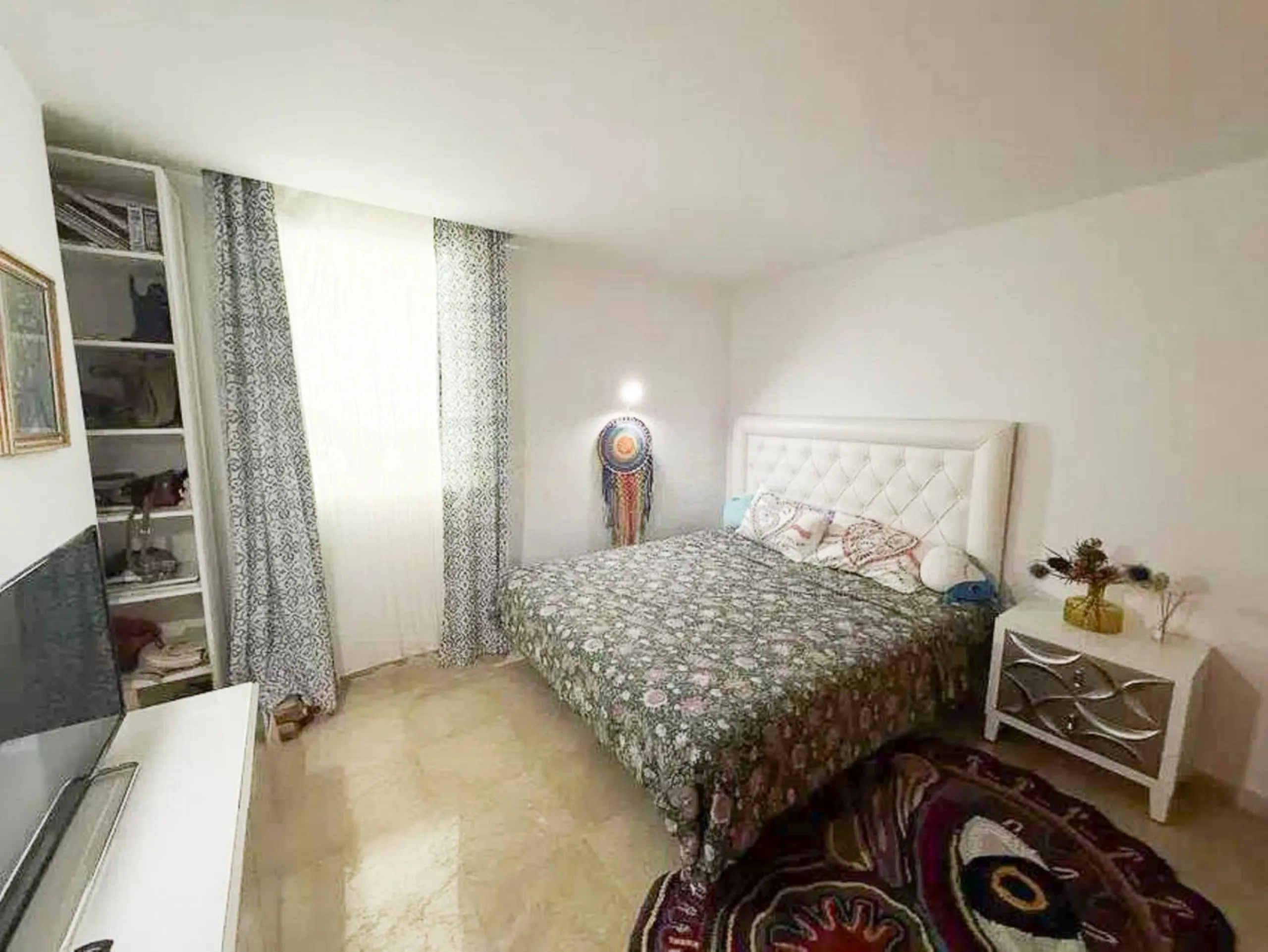 Discover this exclusive apartment in a quiet residential area located in Puerto del Almendro/Los Arqueros, with a large terrace, creating a unique space to enjoy the sun and the Mediterranean lifestyle.
