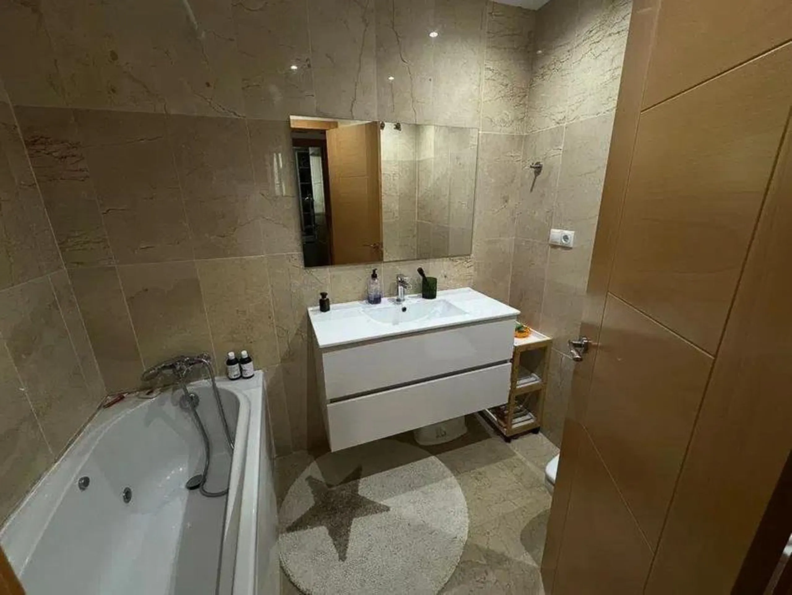 Discover this exclusive apartment in a quiet residential area located in Puerto del Almendro/Los Arqueros, with a large terrace, creating a unique space to enjoy the sun and the Mediterranean lifestyle.