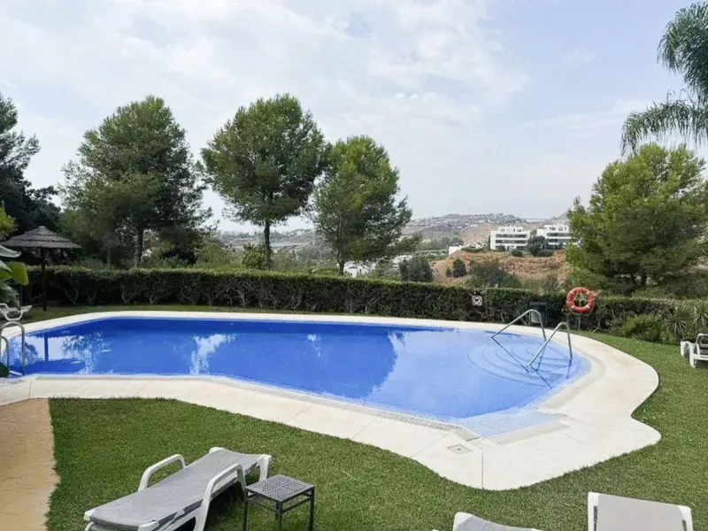 Discover this exclusive apartment in a quiet residential area located in Puerto del Almendro/Los Arqueros, with a large terrace, creating a unique space to enjoy the sun and the Mediterranean lifestyle.