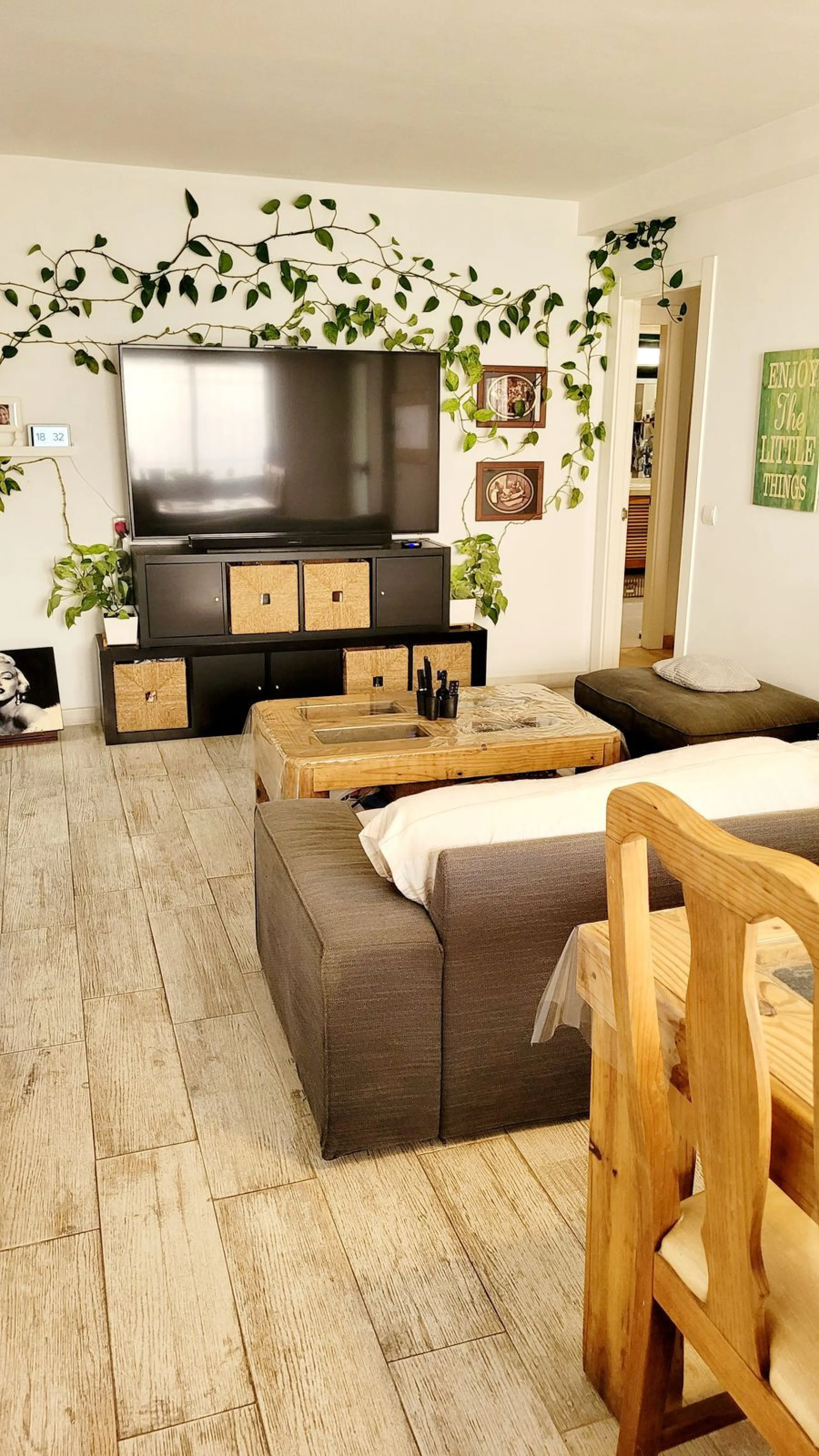 We are pleased to offer for sale this fabulous well-maintained 3 bedroom 2 bathroom apartment close to amenities and near the beach.
