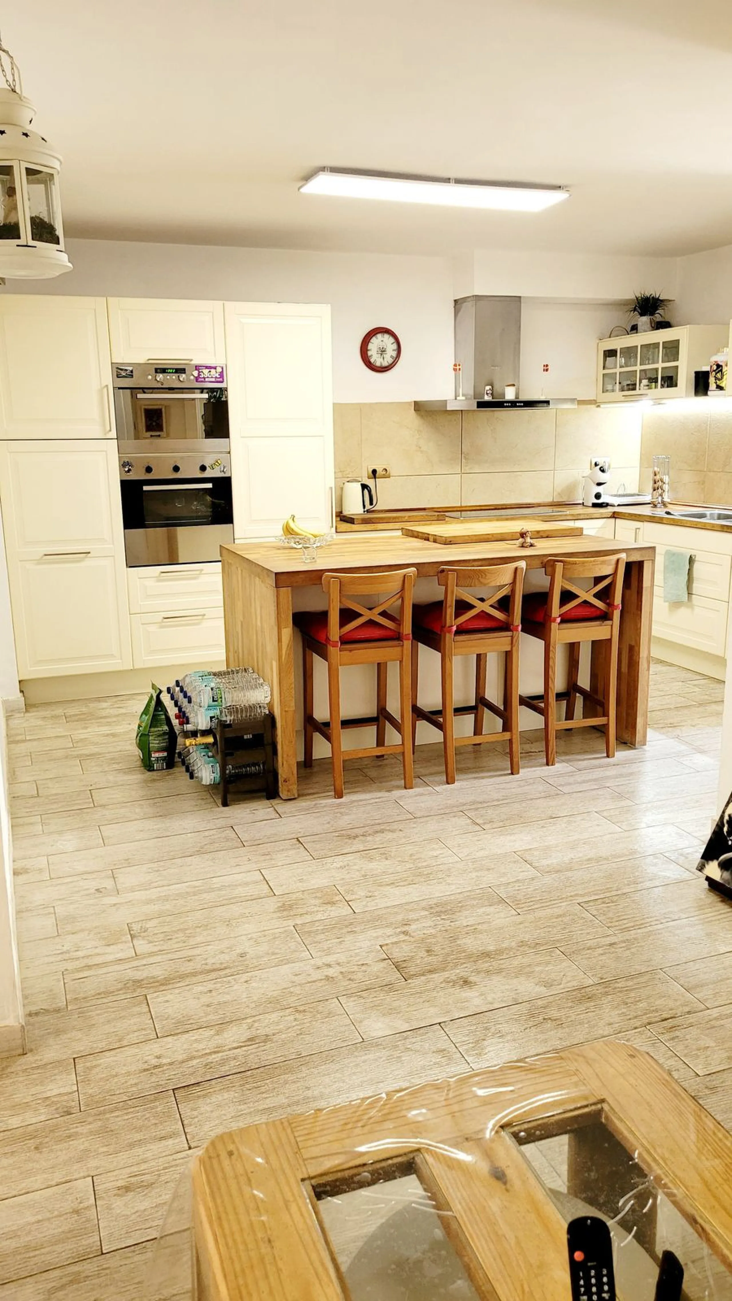 We are pleased to offer for sale this fabulous well-maintained 3 bedroom 2 bathroom apartment close to amenities and near the beach.