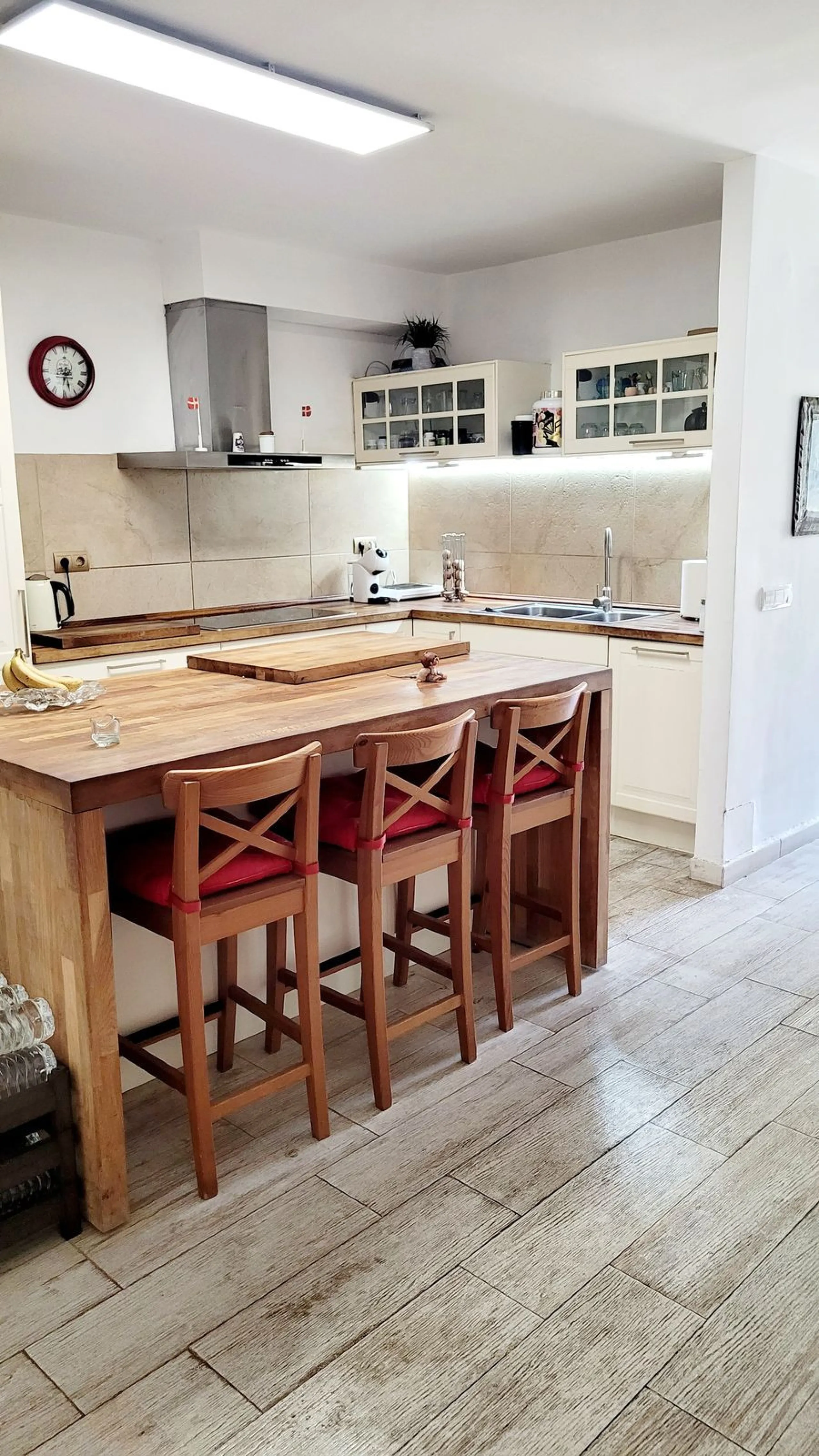 We are pleased to offer for sale this fabulous well-maintained 3 bedroom 2 bathroom apartment close to amenities and near the beach.