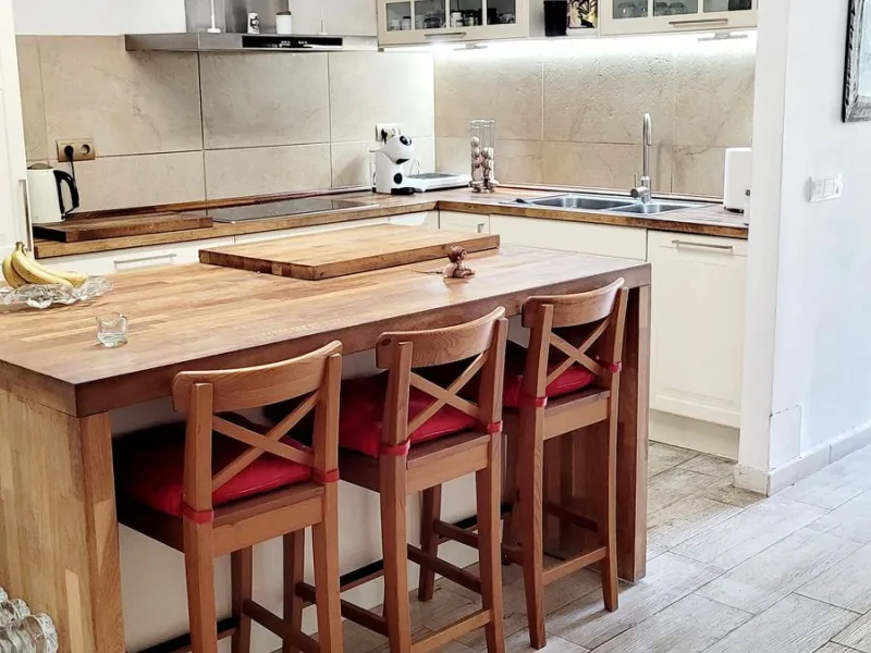 We are pleased to offer for sale this fabulous well-maintained 3 bedroom 2 bathroom apartment close to amenities and near the beach.