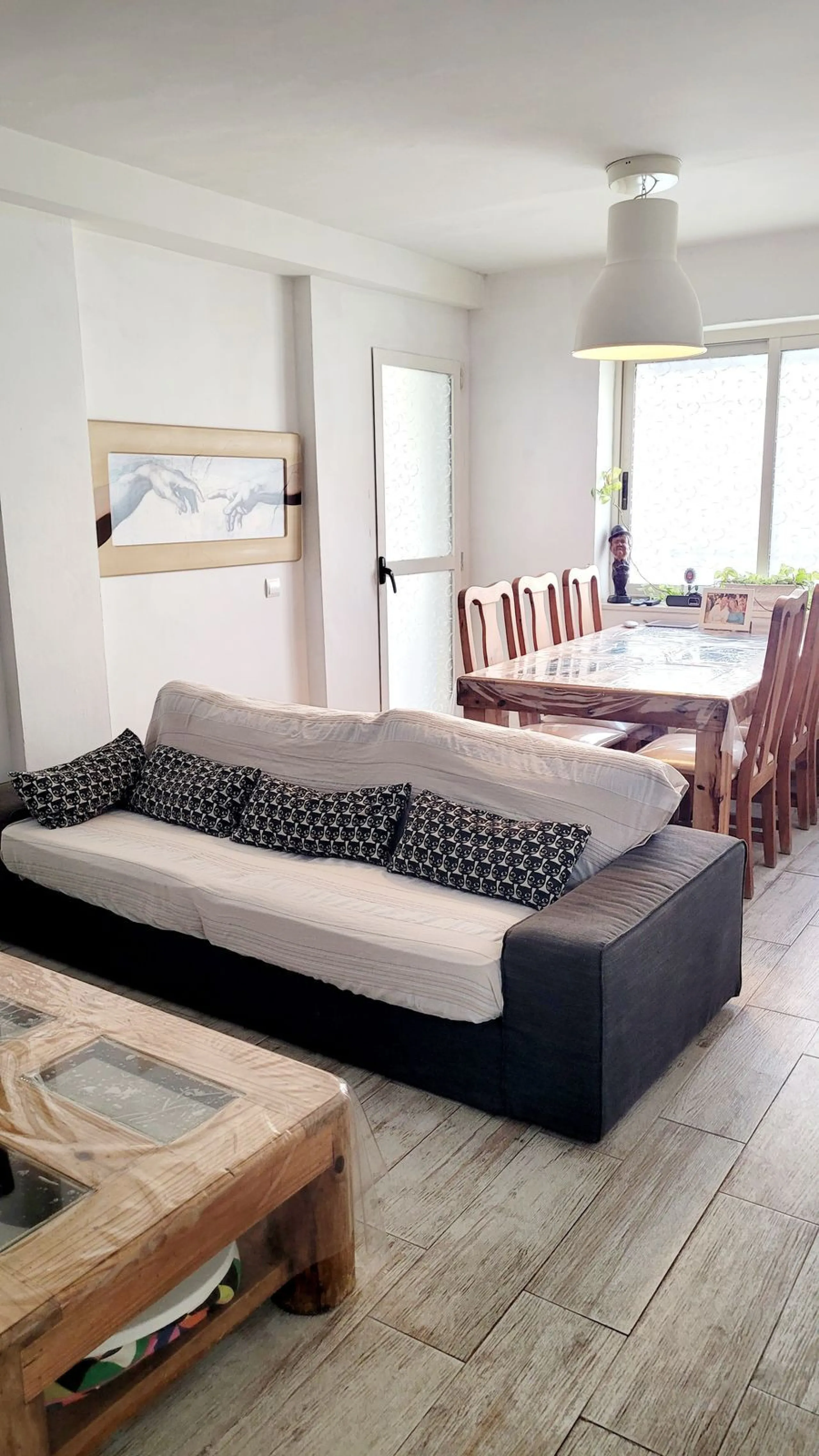 We are pleased to offer for sale this fabulous well-maintained 3 bedroom 2 bathroom apartment close to amenities and near the beach.