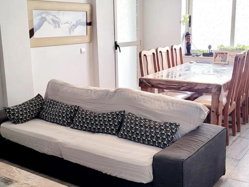 We are pleased to offer for sale this fabulous well-maintained 3 bedroom 2 bathroom apartment close to amenities and near the beach.