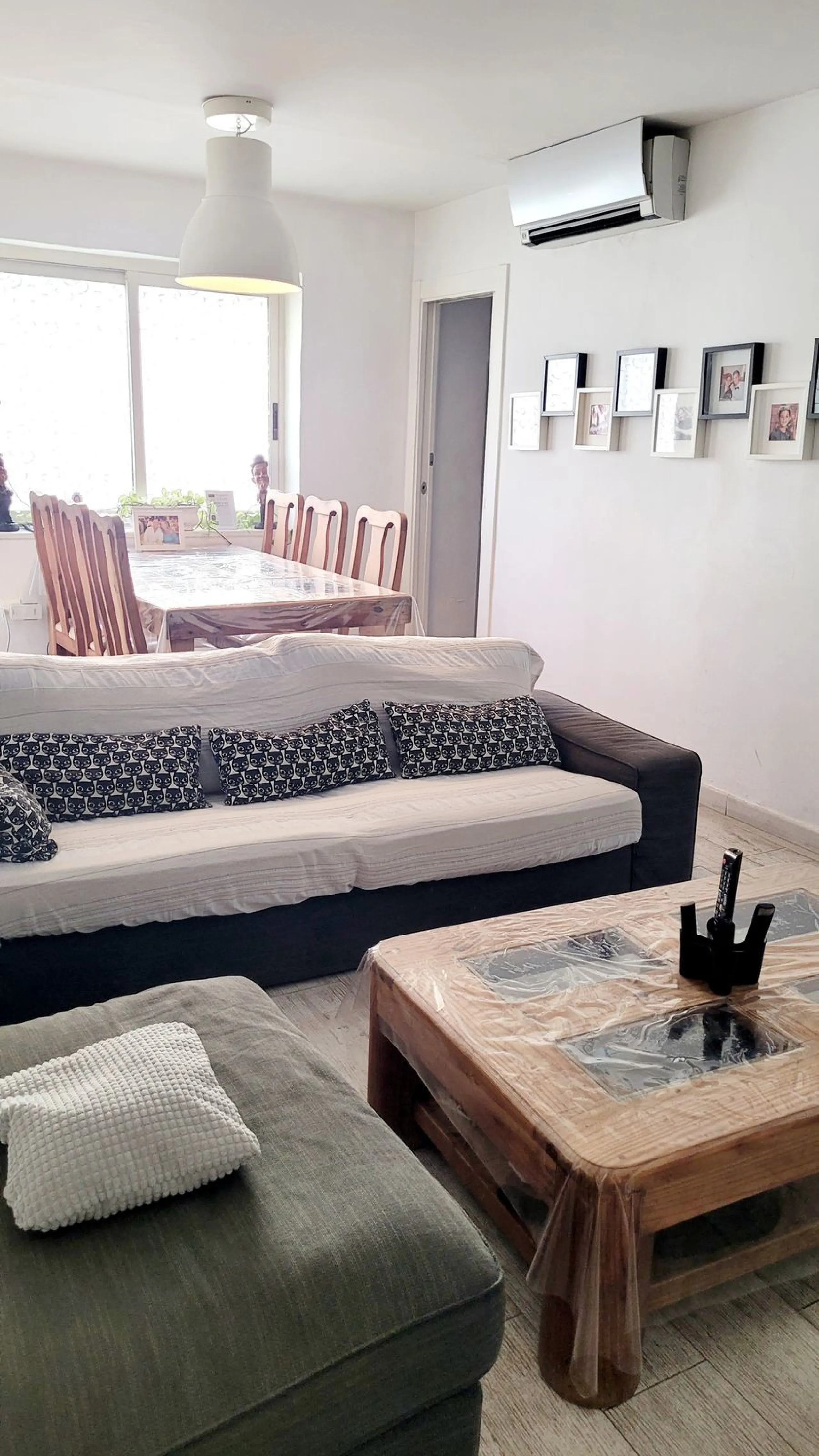 We are pleased to offer for sale this fabulous well-maintained 3 bedroom 2 bathroom apartment close to amenities and near the beach.