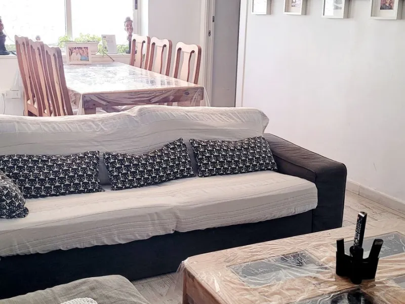 We are pleased to offer for sale this fabulous well-maintained 3 bedroom 2 bathroom apartment close to amenities and near the beach.