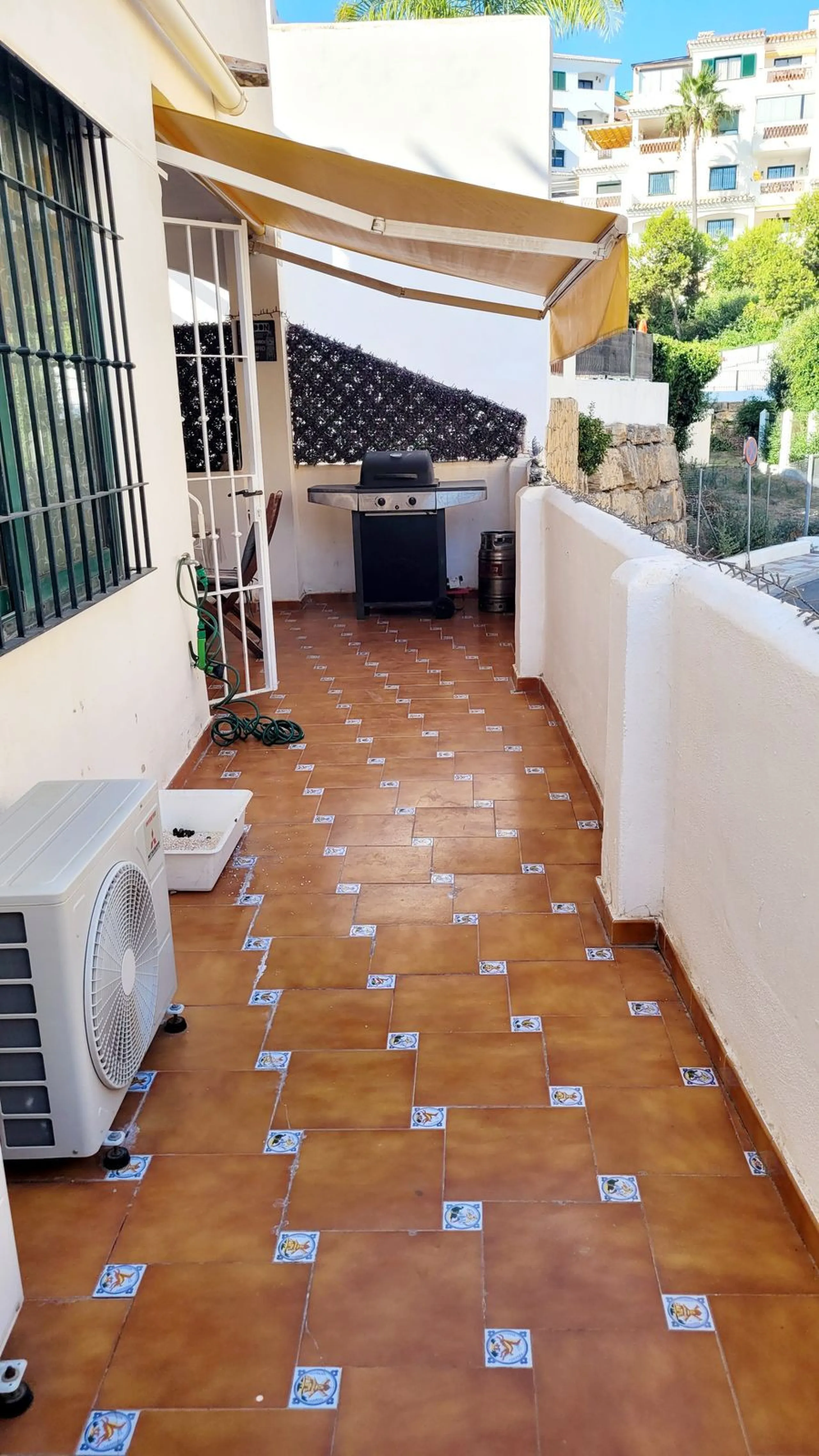 We are pleased to offer for sale this fabulous well-maintained 3 bedroom 2 bathroom apartment close to amenities and near the beach.