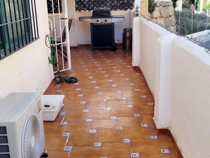 We are pleased to offer for sale this fabulous well-maintained 3 bedroom 2 bathroom apartment close to amenities and near the beach.