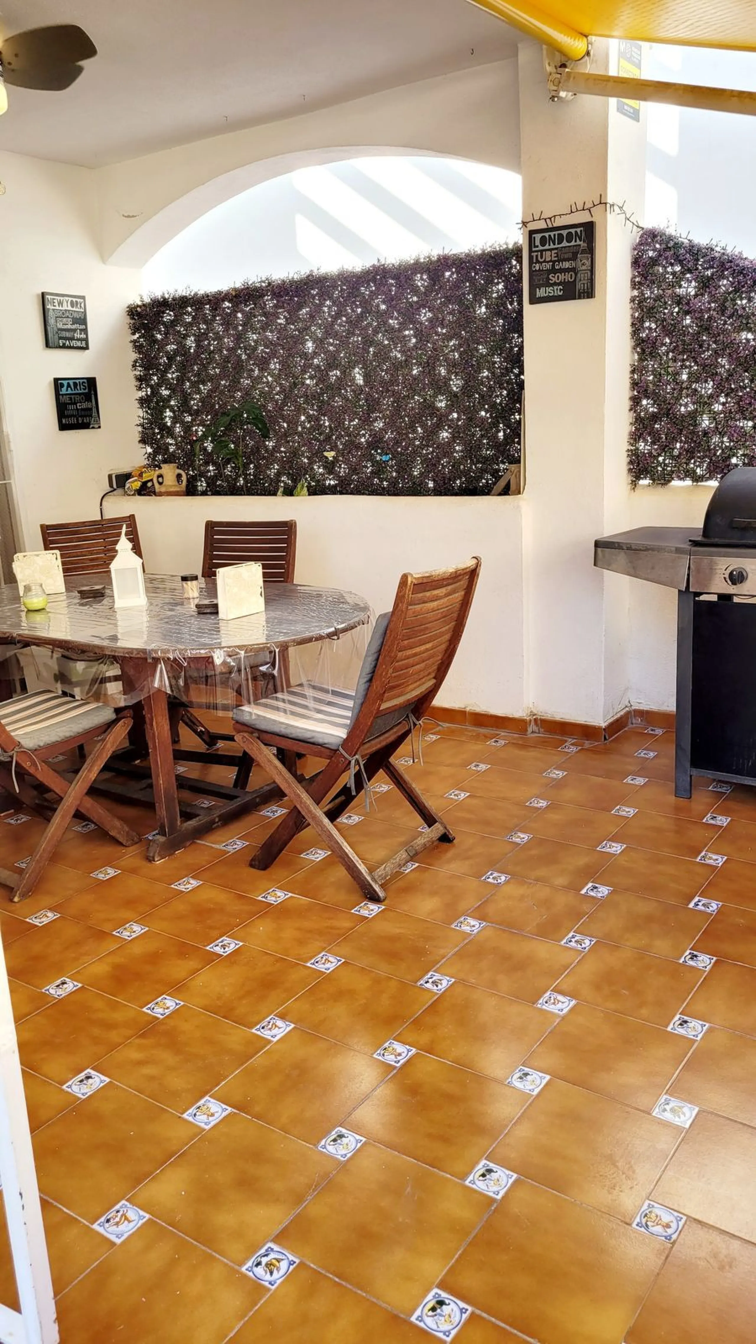 We are pleased to offer for sale this fabulous well-maintained 3 bedroom 2 bathroom apartment close to amenities and near the beach.