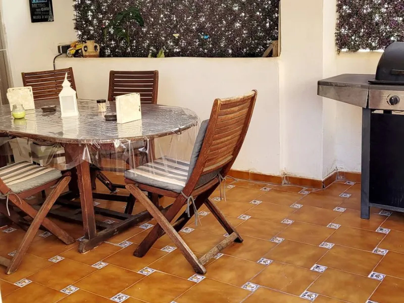 We are pleased to offer for sale this fabulous well-maintained 3 bedroom 2 bathroom apartment close to amenities and near the beach.