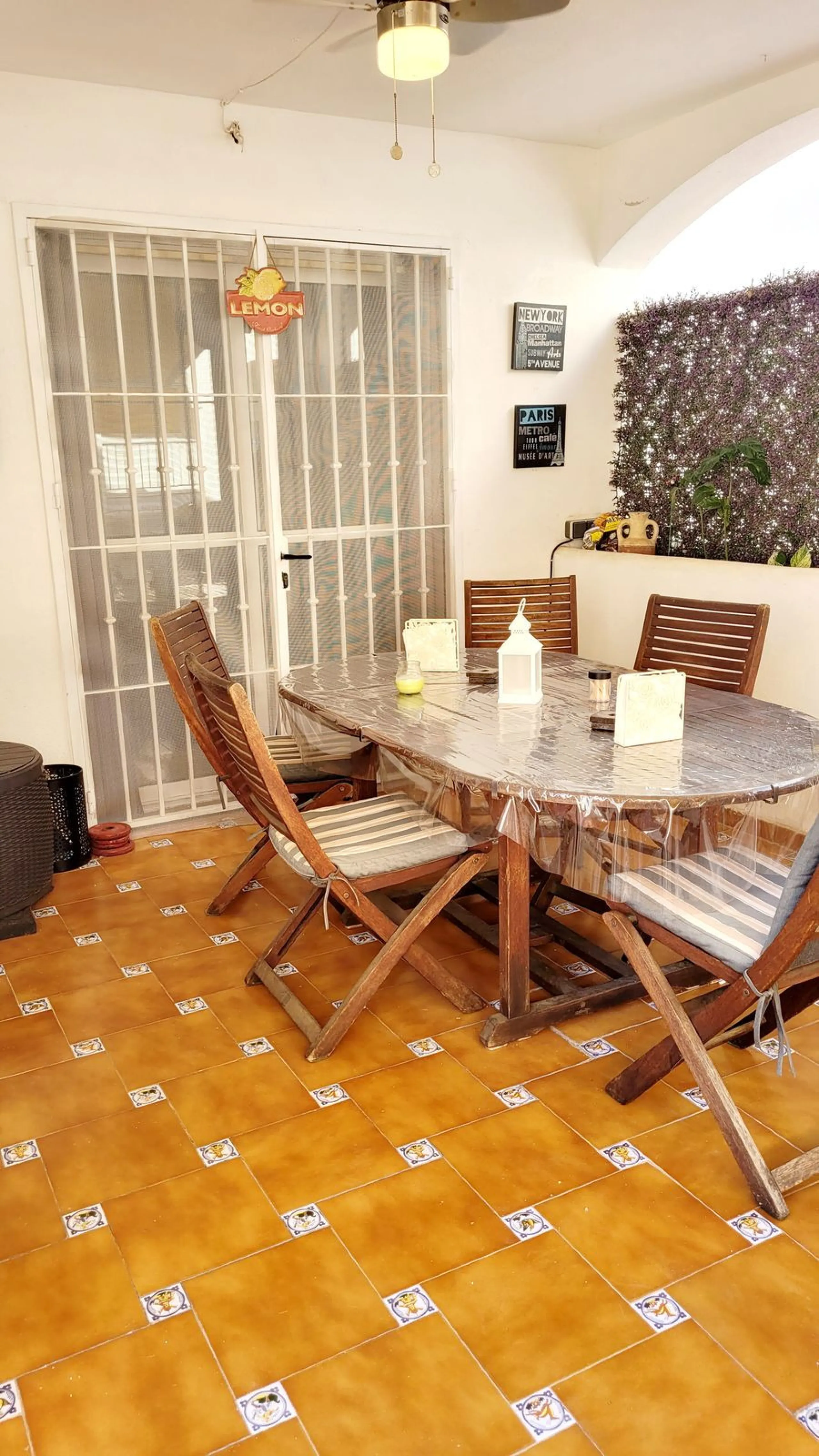 We are pleased to offer for sale this fabulous well-maintained 3 bedroom 2 bathroom apartment close to amenities and near the beach.