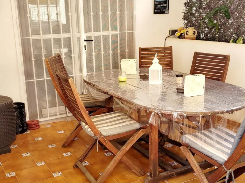 We are pleased to offer for sale this fabulous well-maintained 3 bedroom 2 bathroom apartment close to amenities and near the beach.