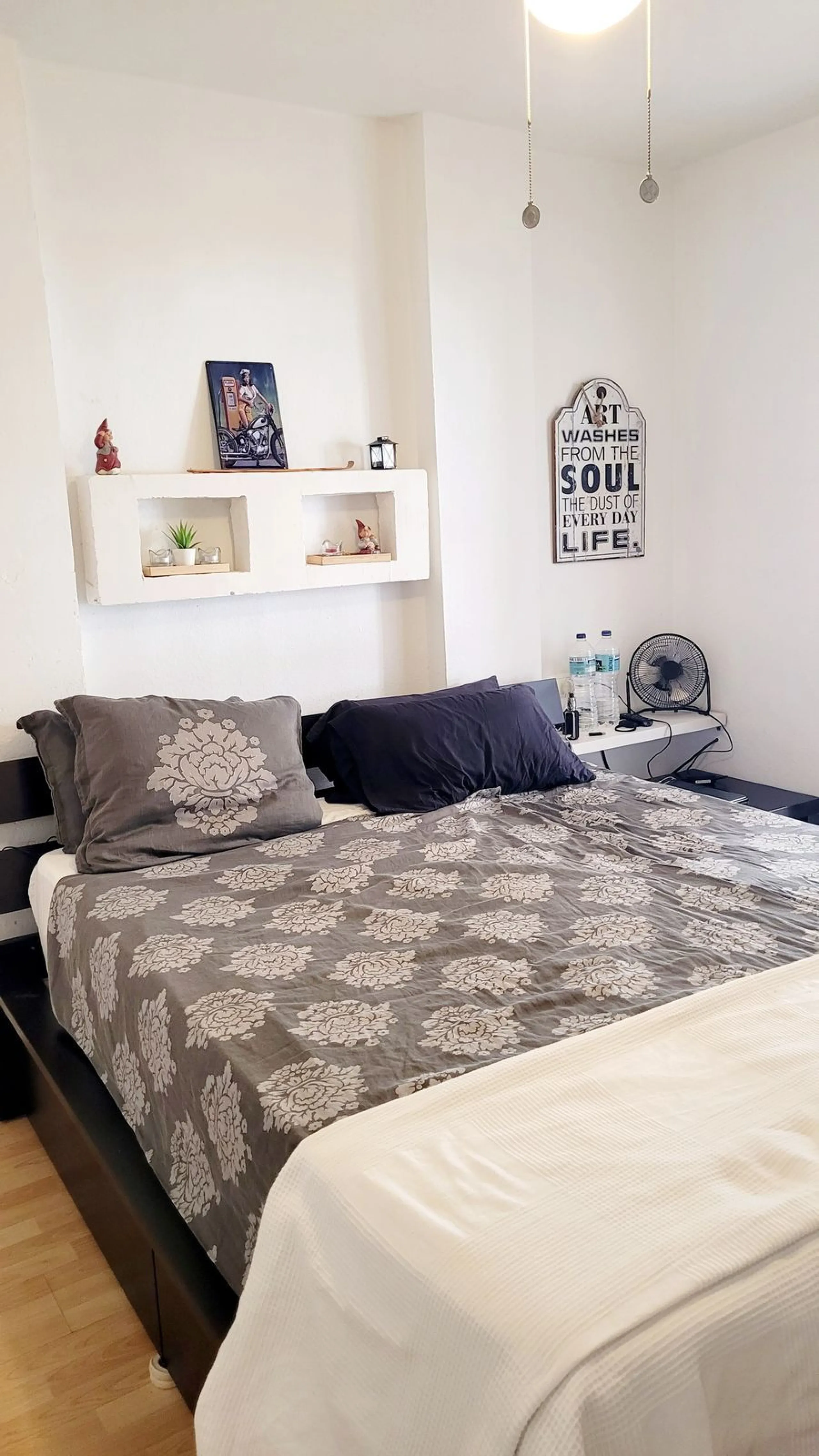 We are pleased to offer for sale this fabulous well-maintained 3 bedroom 2 bathroom apartment close to amenities and near the beach.