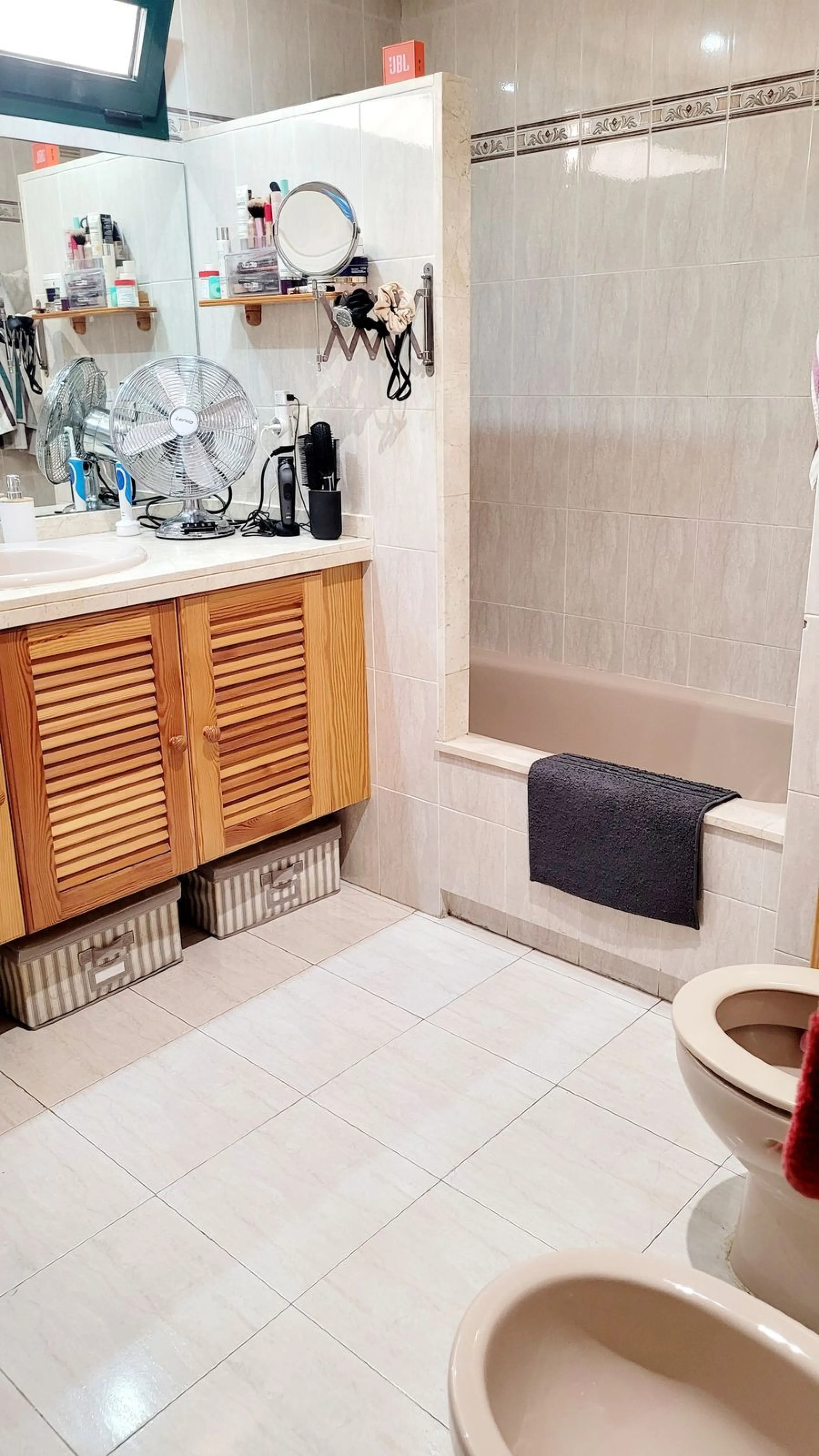 We are pleased to offer for sale this fabulous well-maintained 3 bedroom 2 bathroom apartment close to amenities and near the beach.