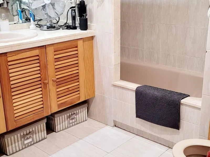 We are pleased to offer for sale this fabulous well-maintained 3 bedroom 2 bathroom apartment close to amenities and near the beach.
