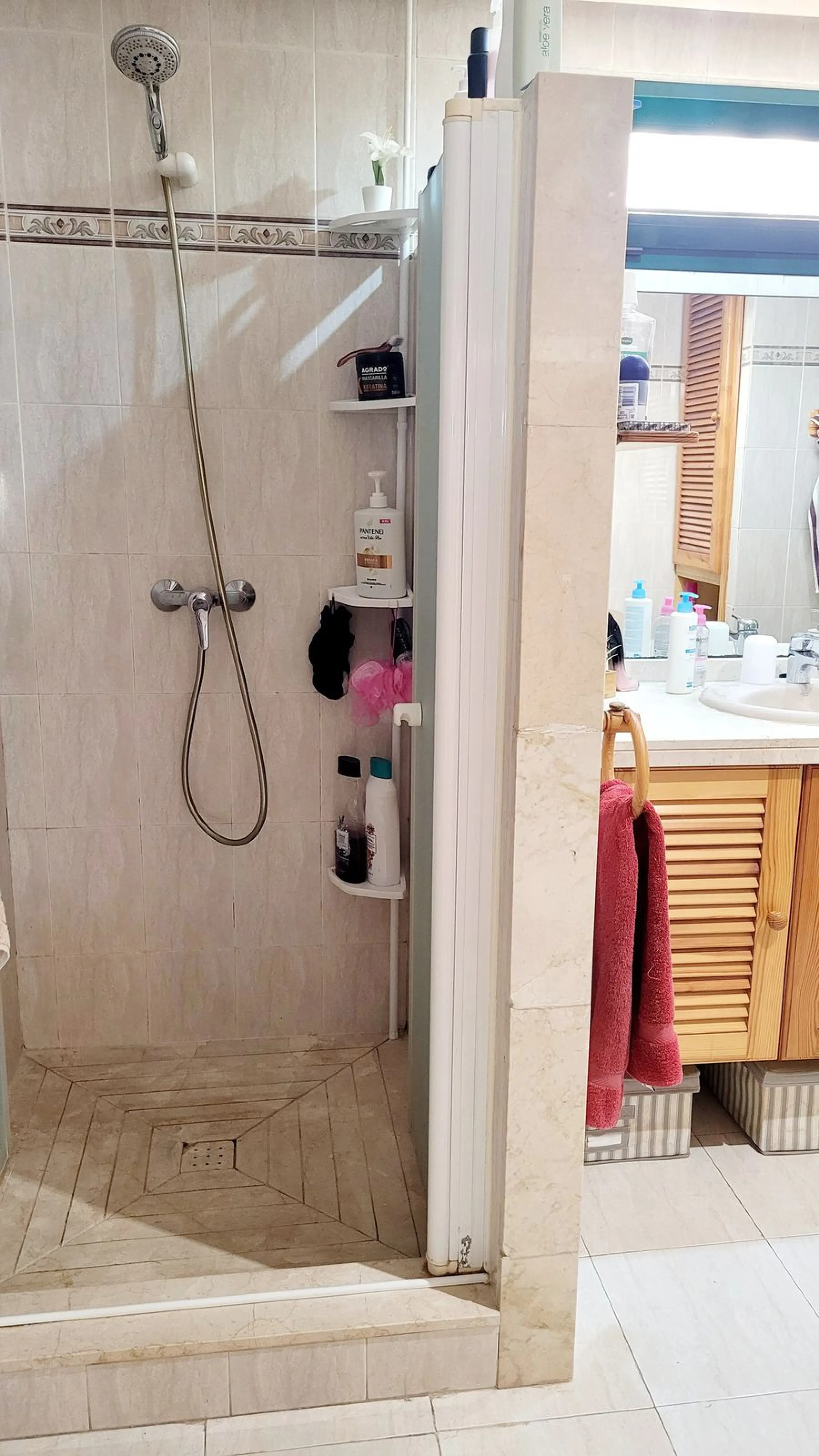 We are pleased to offer for sale this fabulous well-maintained 3 bedroom 2 bathroom apartment close to amenities and near the beach.