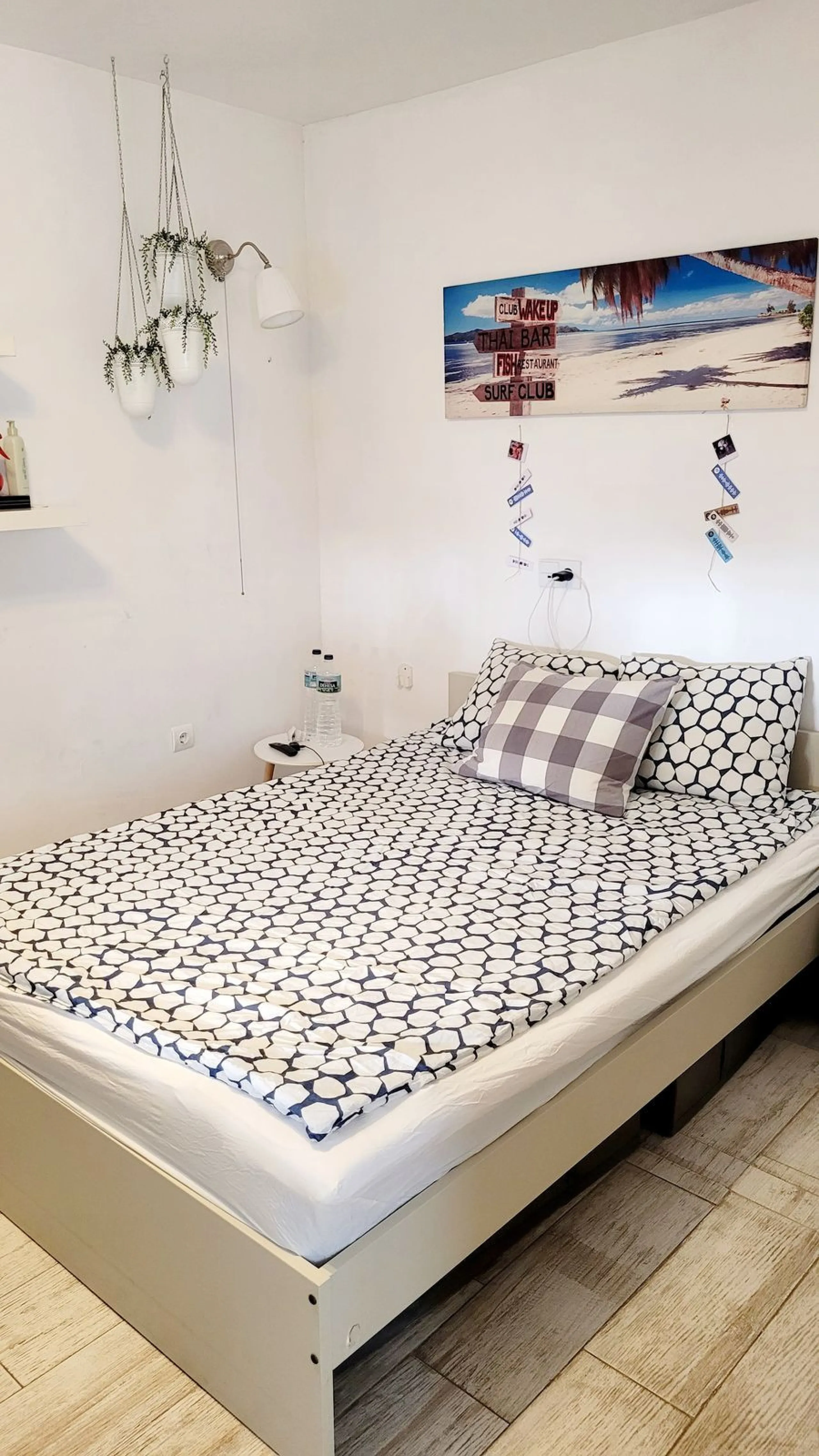 We are pleased to offer for sale this fabulous well-maintained 3 bedroom 2 bathroom apartment close to amenities and near the beach.