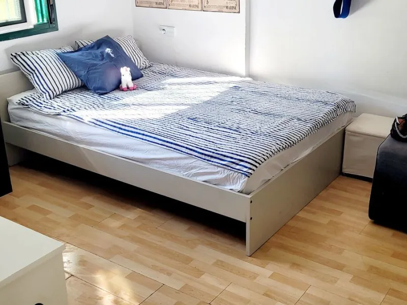 We are pleased to offer for sale this fabulous well-maintained 3 bedroom 2 bathroom apartment close to amenities and near the beach.